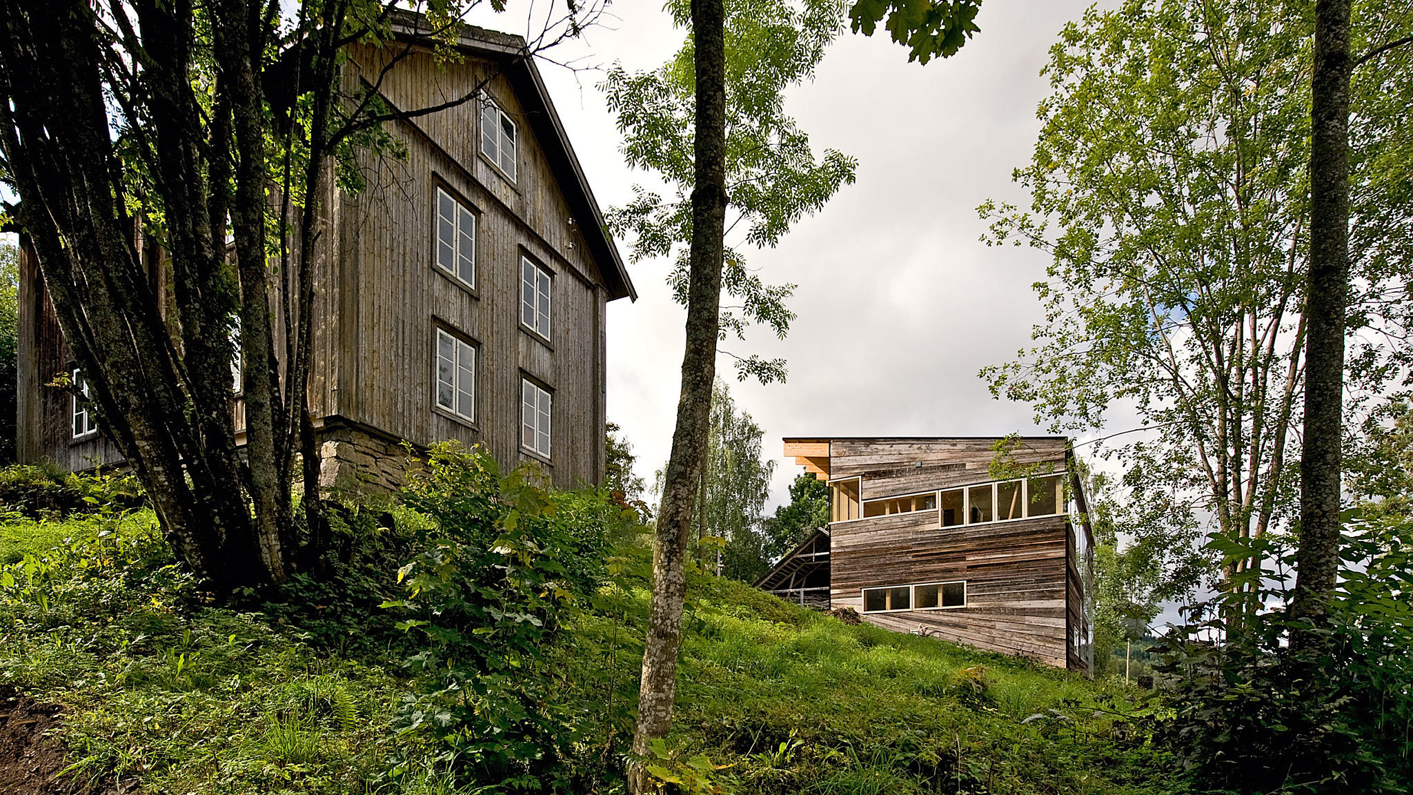 Det gamle uisolerte våningshuset brukes som gjesterom og lager.