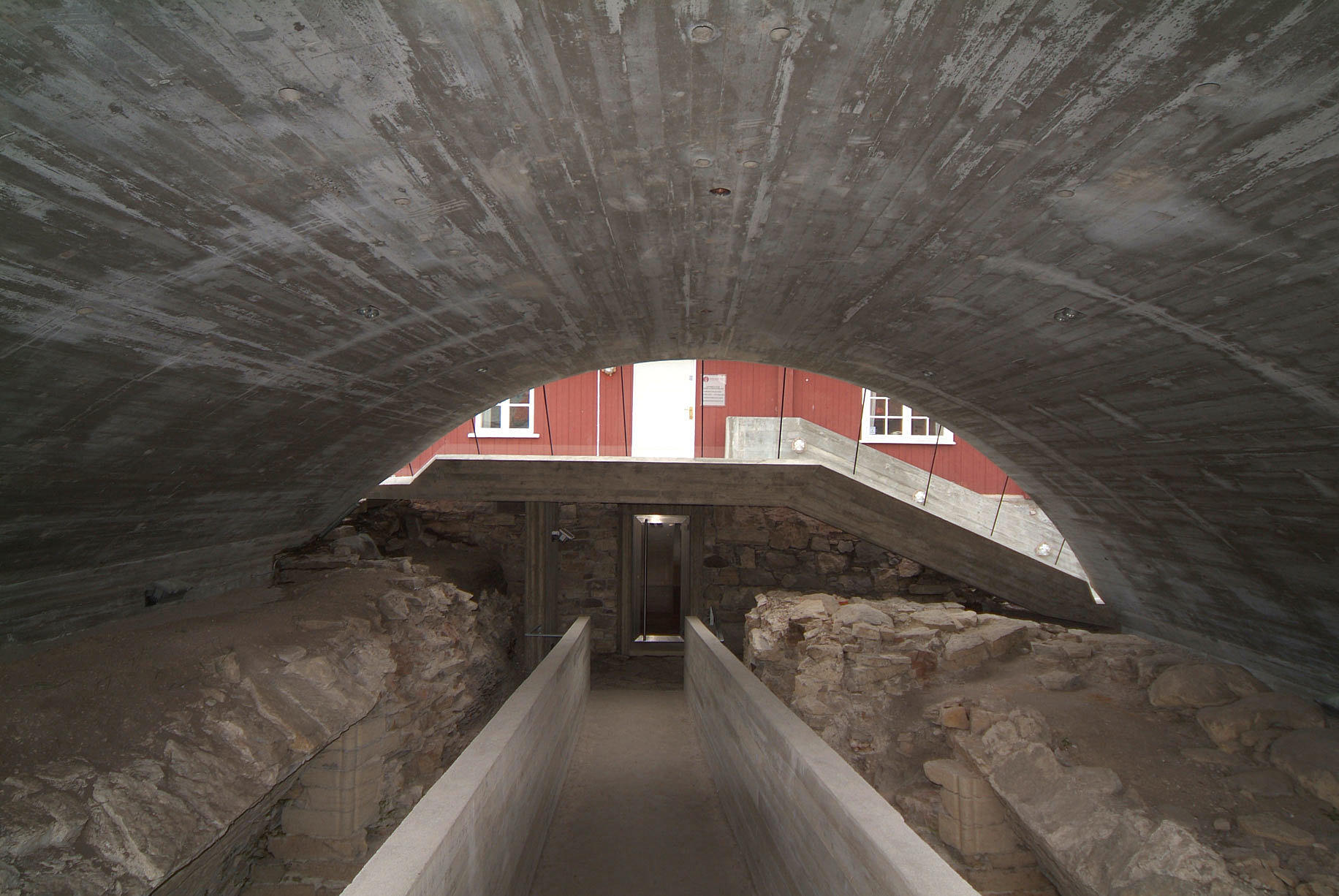 Ruin Vest. Den nye overbygningen speiler det gamle hvelvet.