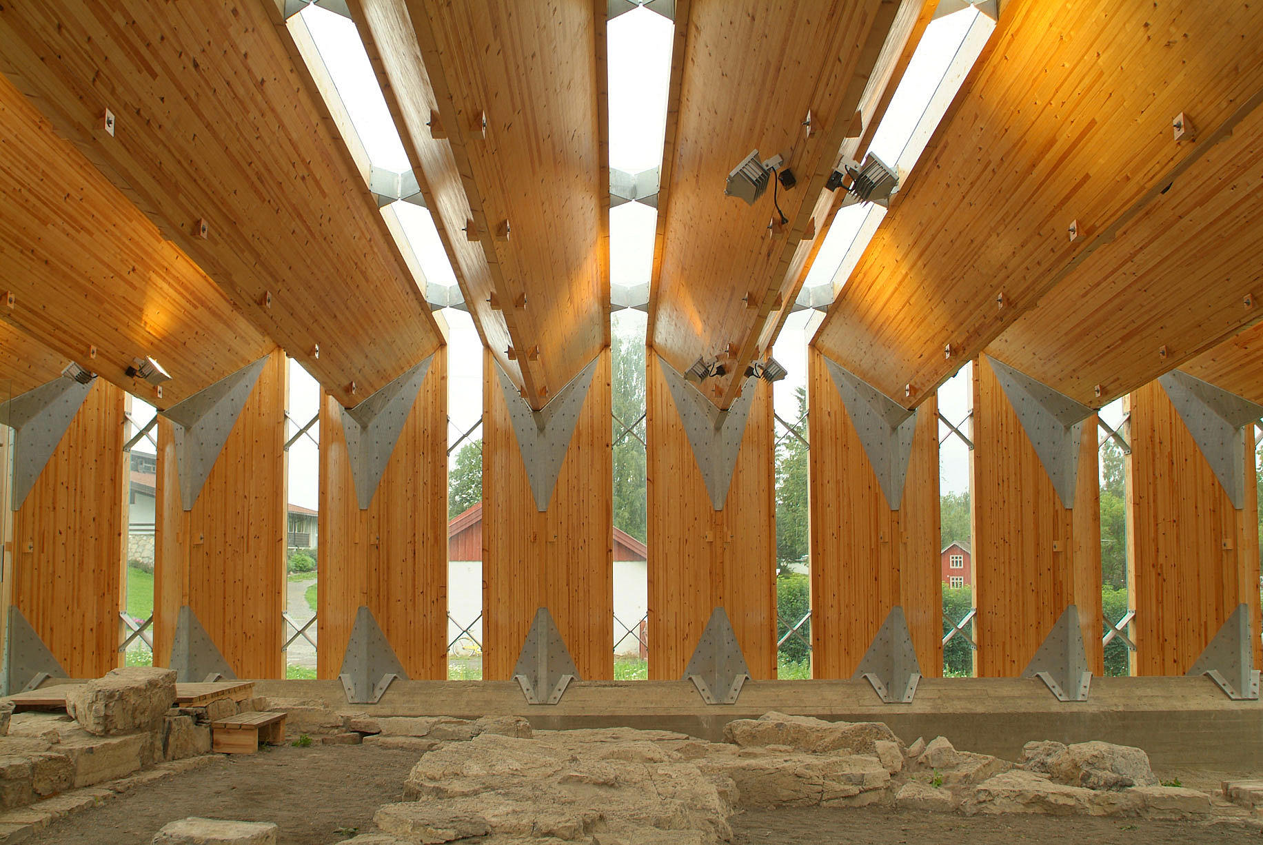 Ruin Nord. Glassfelt mellom tredragerne slipper lyset ned til borgruinene.