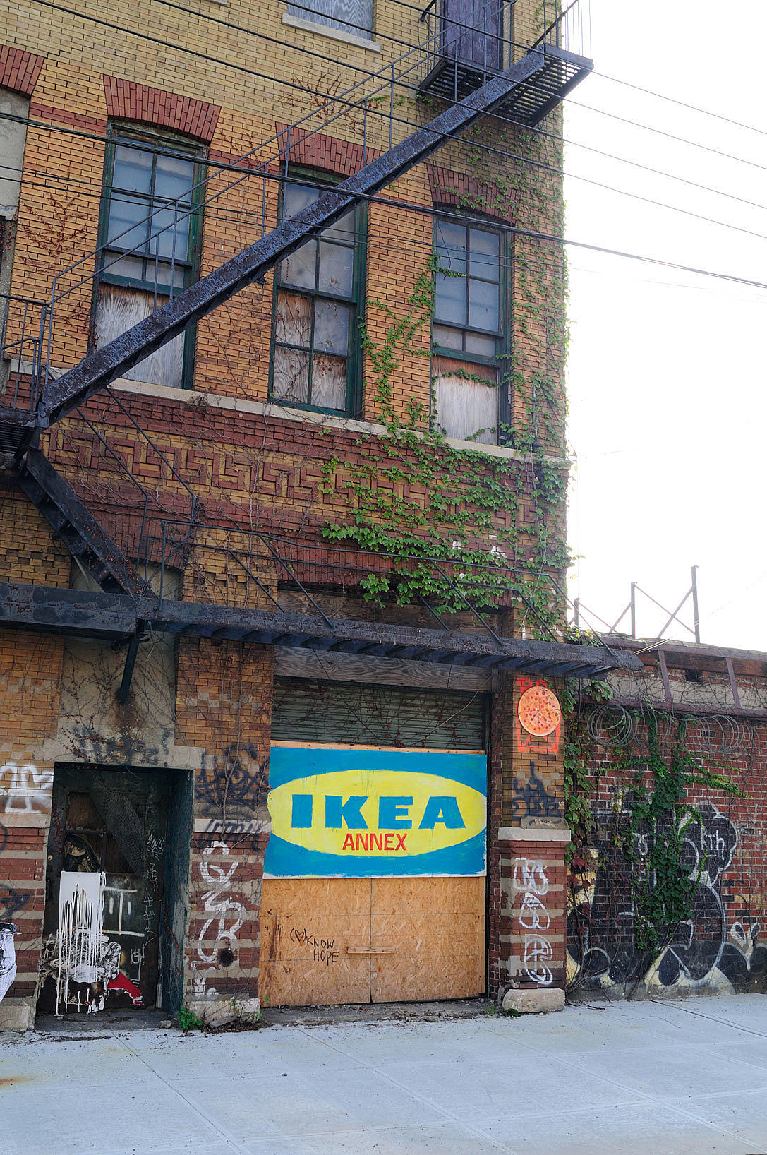 Ikea kapret en av de mest attractive sjøsidetomtene i det tidligere havnestrøket Red Hook i Brooklyn. Nykommeren har preget strøket på mange måter. Man får inntrykk av at storkonsernet også har sørget for å skaffe seg alburom med sikte på en framtidig utvidelse... Foto: Are Carlsen