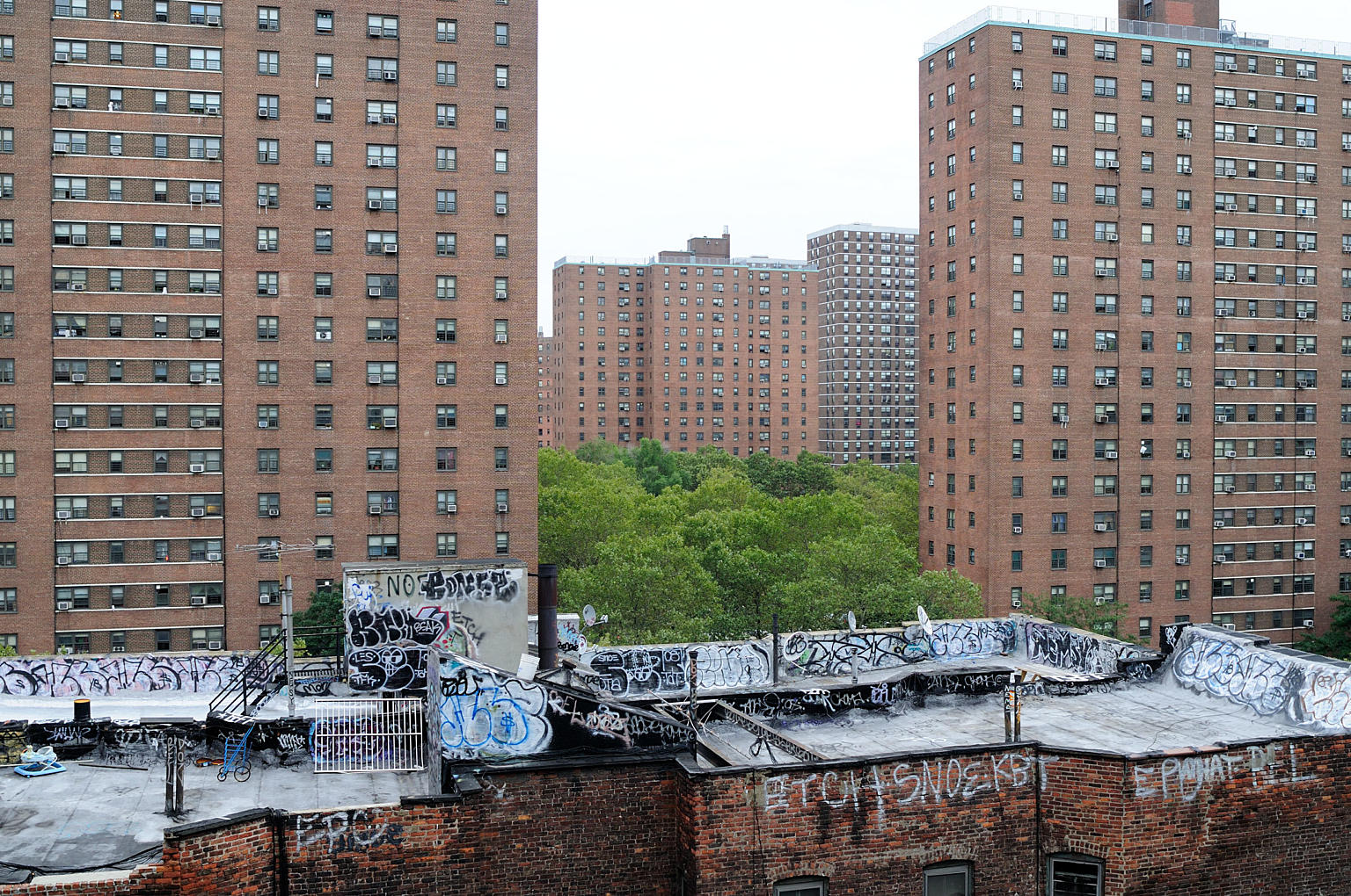 I kjølvannet av den forrige store finanskrisen, som et ledd i New Deal-tiltakene i begynnelsen av 1930-årene, fikk New York sin sosiale boligbygging. Dette området er sett fra Manhattan Bridge og ligger nedenfor Lower East Side. Foto: Are Carlsen