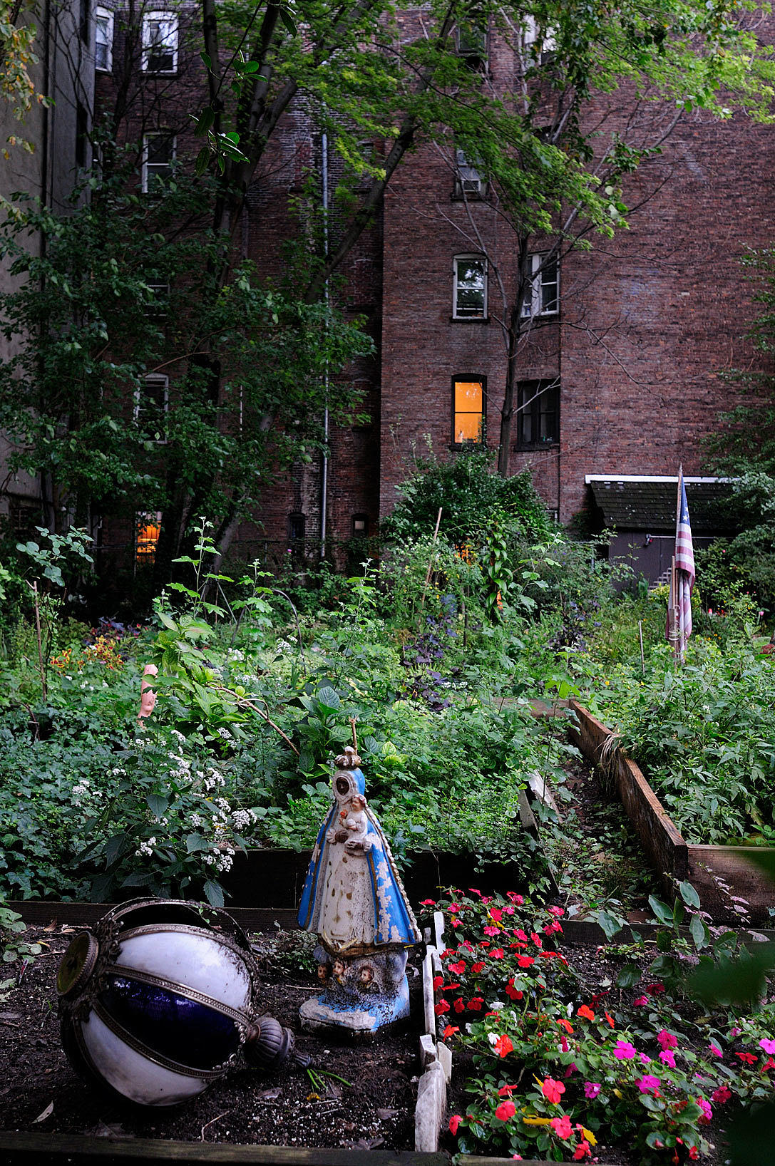 Denne beboerstyrte byhagen nedenfor Tompkins Square i East Village, etablert i 1983, er i dag sikret gjennom en Green Thumb-avtale med myndighetene. Foto: Are Carlsen