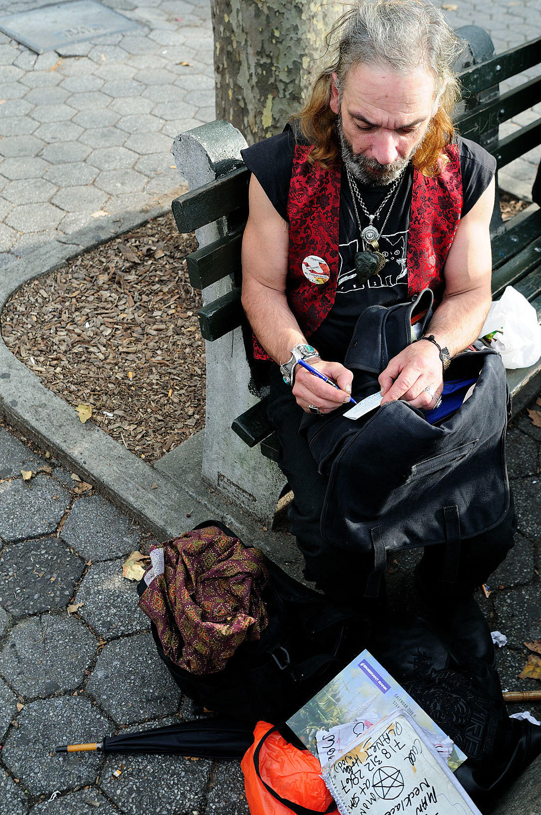 55-åringen Ricky Dee, som forteller at han er 1/3 indianer, arbeider med et maleri med 11. september som tema. I Hester Street Playground ved Chinatown. Foto: Are Carlsen