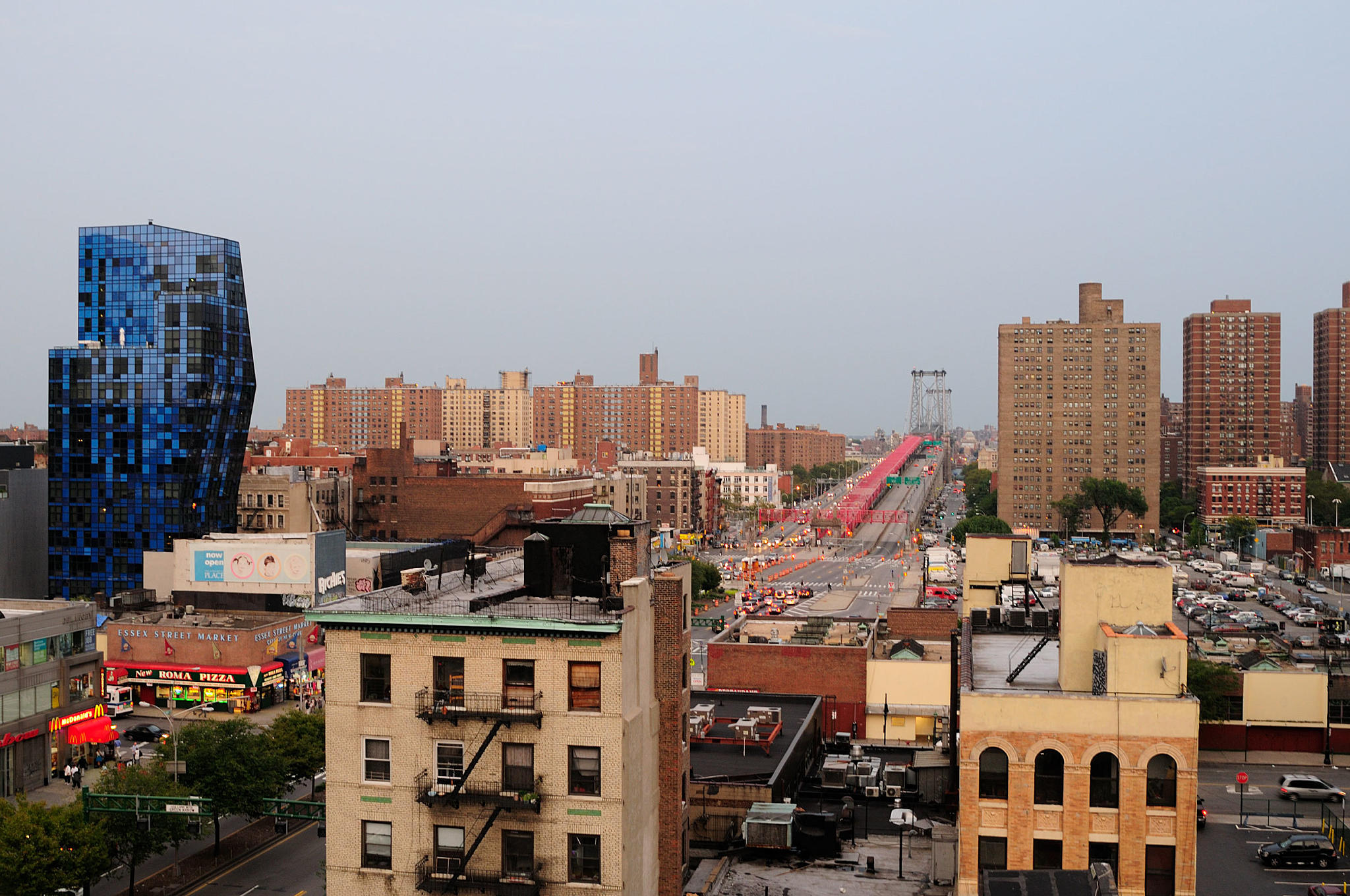Hvor mange tidsepokers byutvikling og skiftende bygningsmessige stilarter er det mulig å fange inn fra en balkong på Lower East Side? Panorama fra nedre Manhattan sett mot Williamsburg Bridge. Foto: Are Carlsen