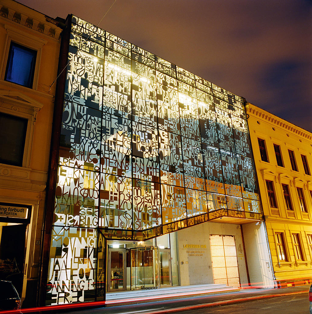 Fasade mot Osterhaus gate. Utsmykningen på glasset fungerer som solavskjerming. Utsmykning: Jorunn Sannes.