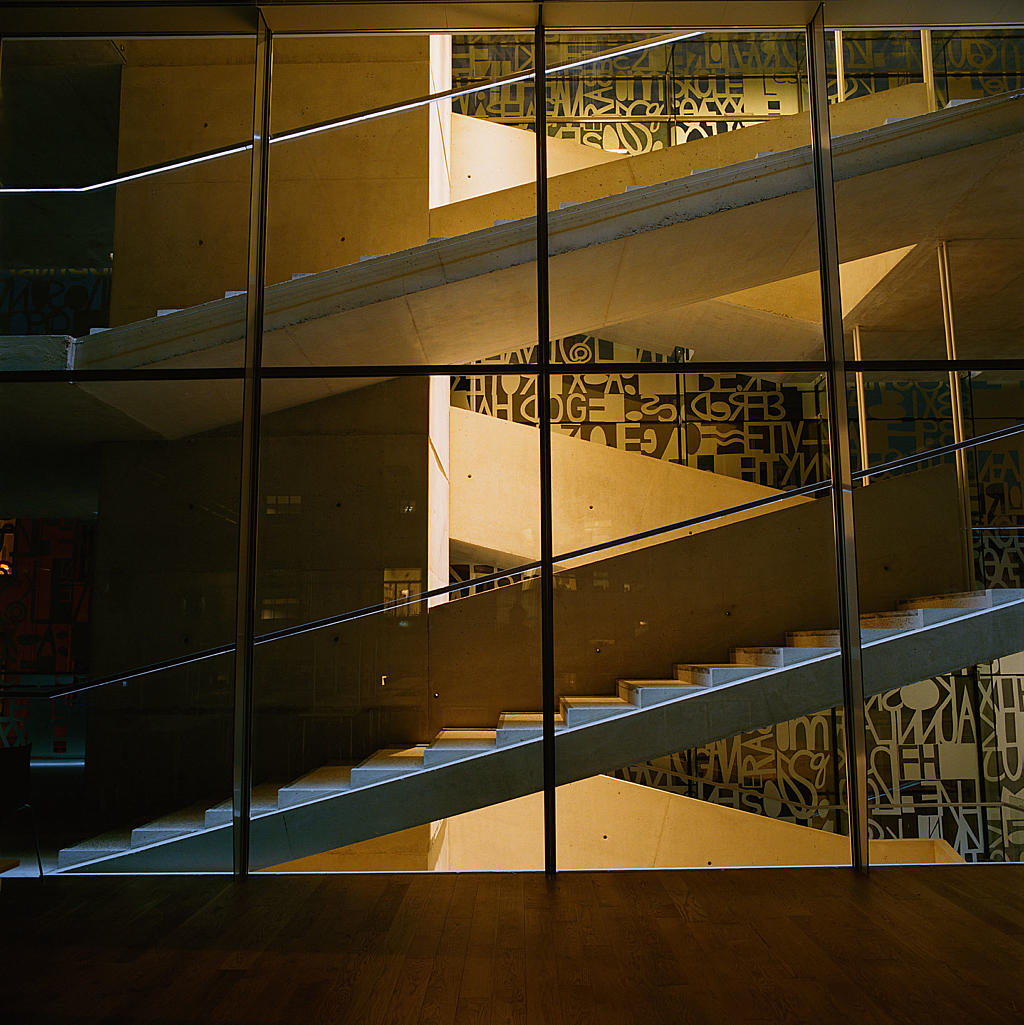 Den brede, slake trappen rundt konferansesalen er tenkt som pauseareal. LED-belysningen i håndløperen bruker svært lite energi.