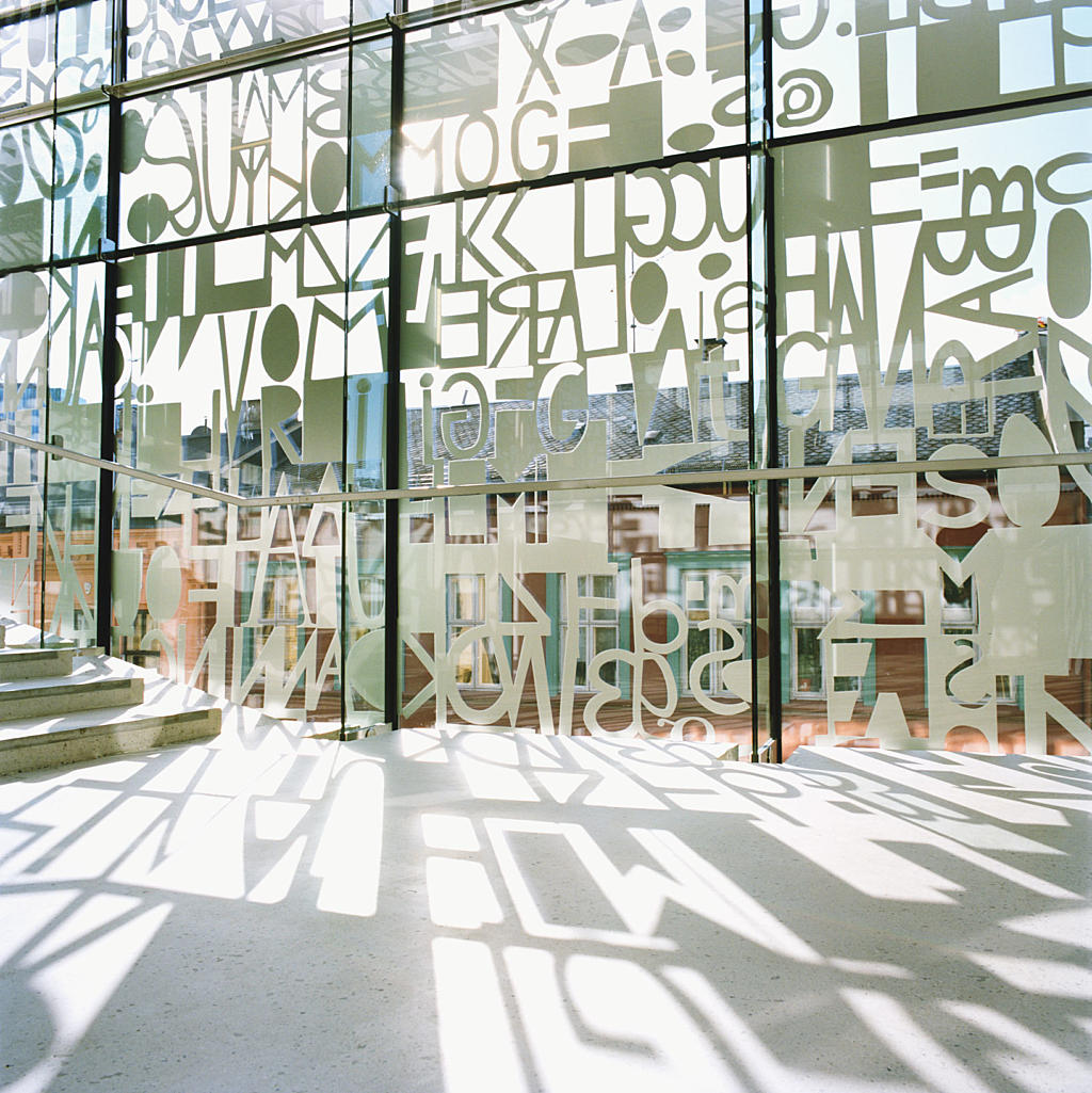 Utsmykningen av hovedfasaden fungerer også som solavskjerming. Fra trappereposet ut mot Osterhaus gate. Utsmykning ved Jorunn Sannes.