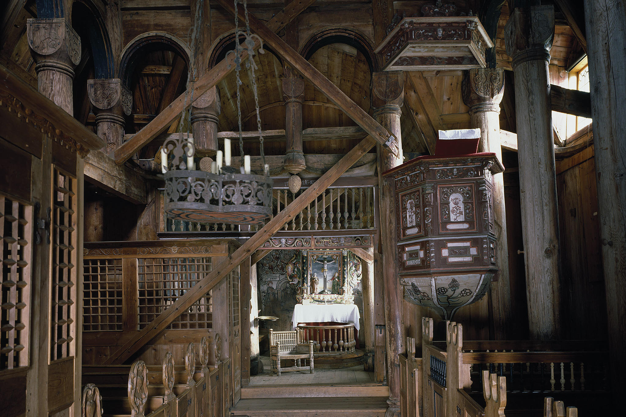 Urnes stavkirke. Den avstivende krysskonstruksjonen ble satt inn på 1600-tallet, etter reformasjonen, da koret skulle åpnes opp. Foto: Jiri Havran