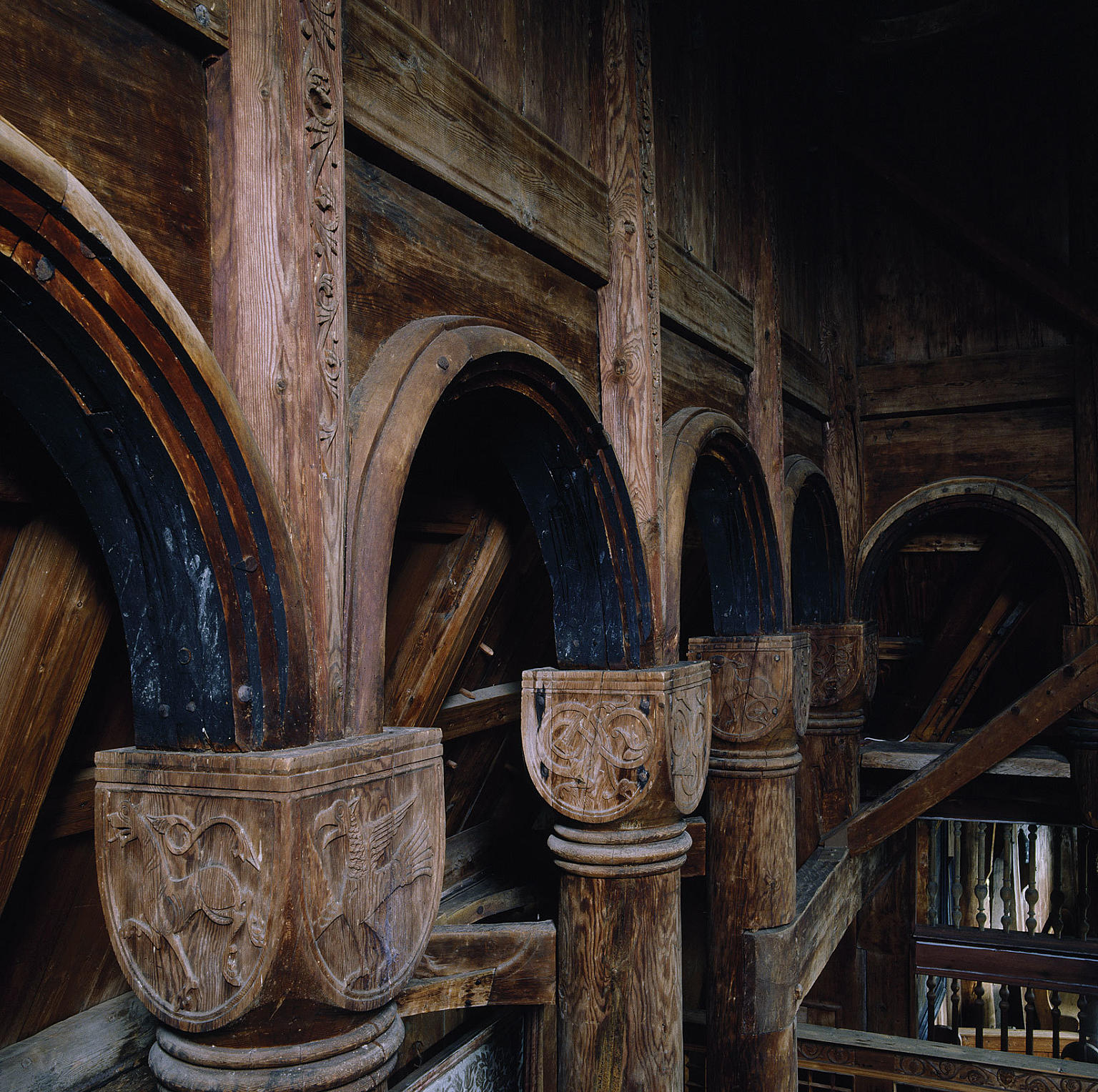 Terningkapitelene med utskårne bilder fra den opprinnelige romanske kirken. Foto: Jiri Havran