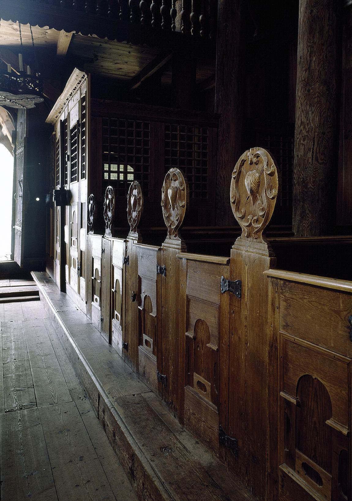 Benkene med tette vanger og de lukkete kirkestolene ble satt inn på 1600-tallet. Foto: Jiri Havran