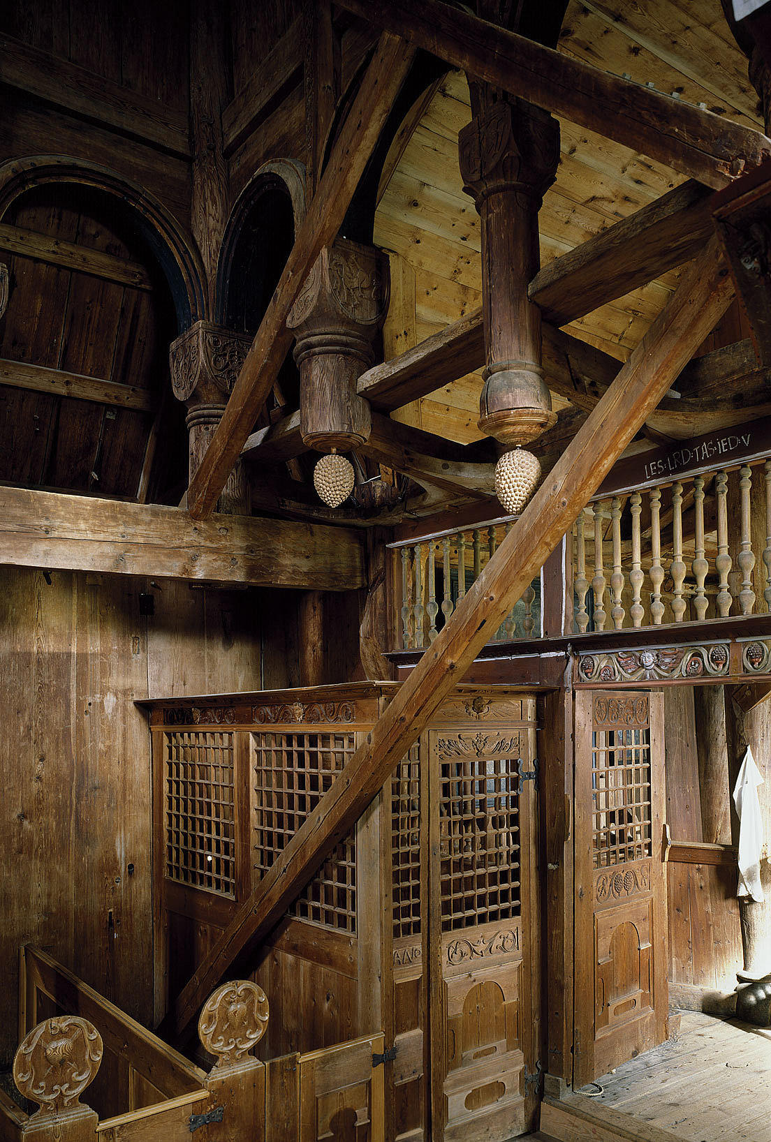 Benkene med tette vanger og de lukkete kirkestolene ble satt inn på 1600-tallet. Foto: Jiri Havran