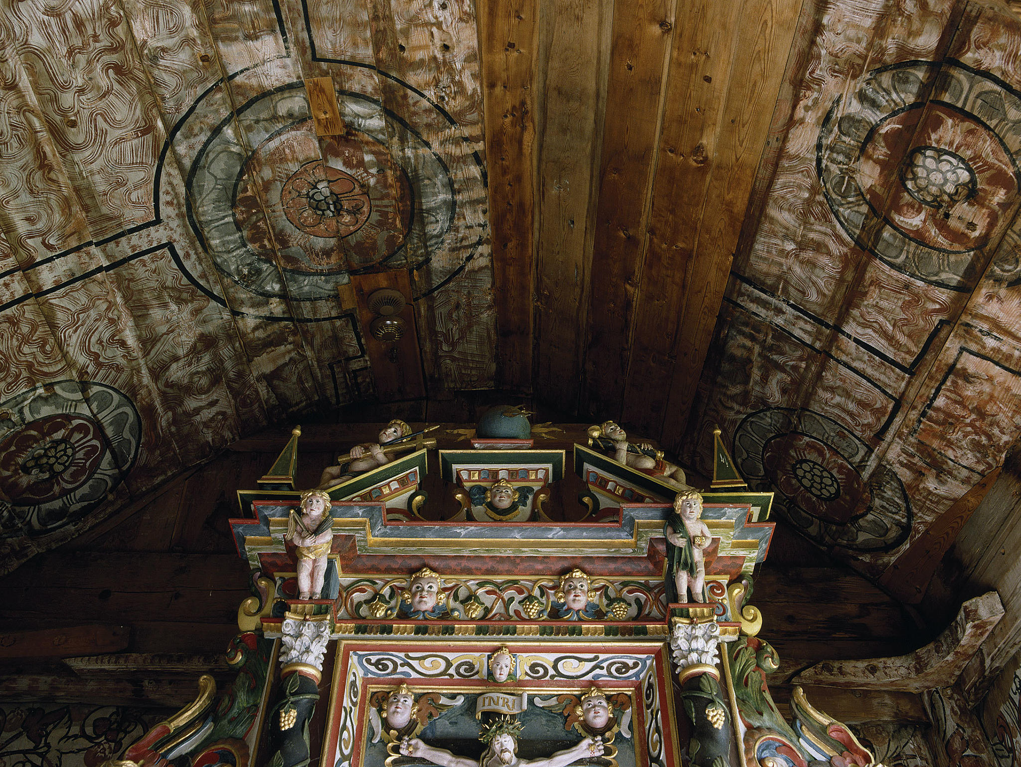 Buehvelvet over alteret ble innført på 1700-tallet etter mønster fra større kirkerom. Foto: Jiri Havran