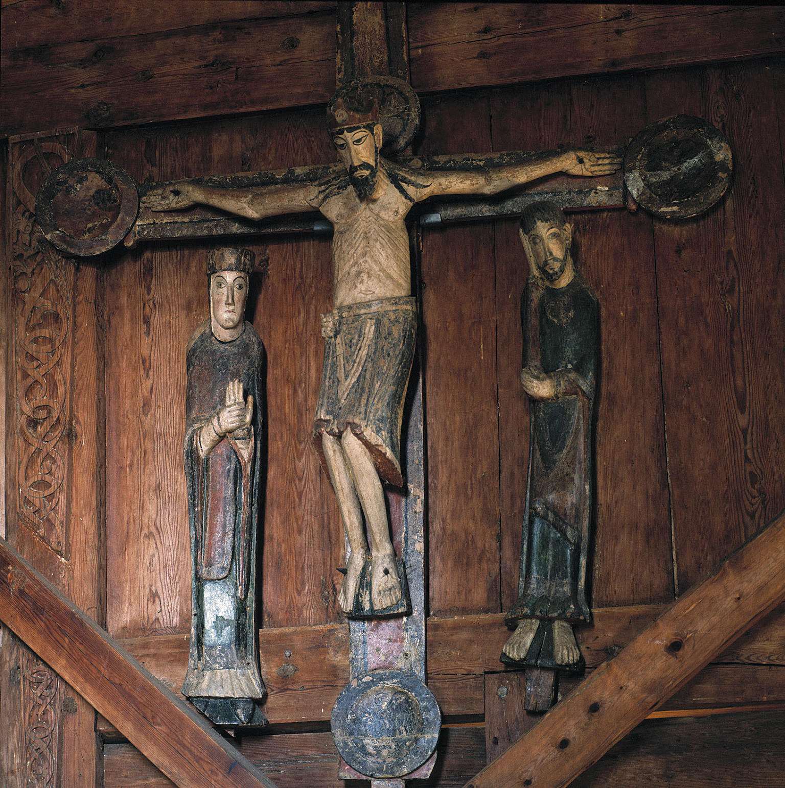 Kalvariegruppen over korbuen: Kristus på korset, med Maria og apostelen Johannes. Foto: Jiri Havran