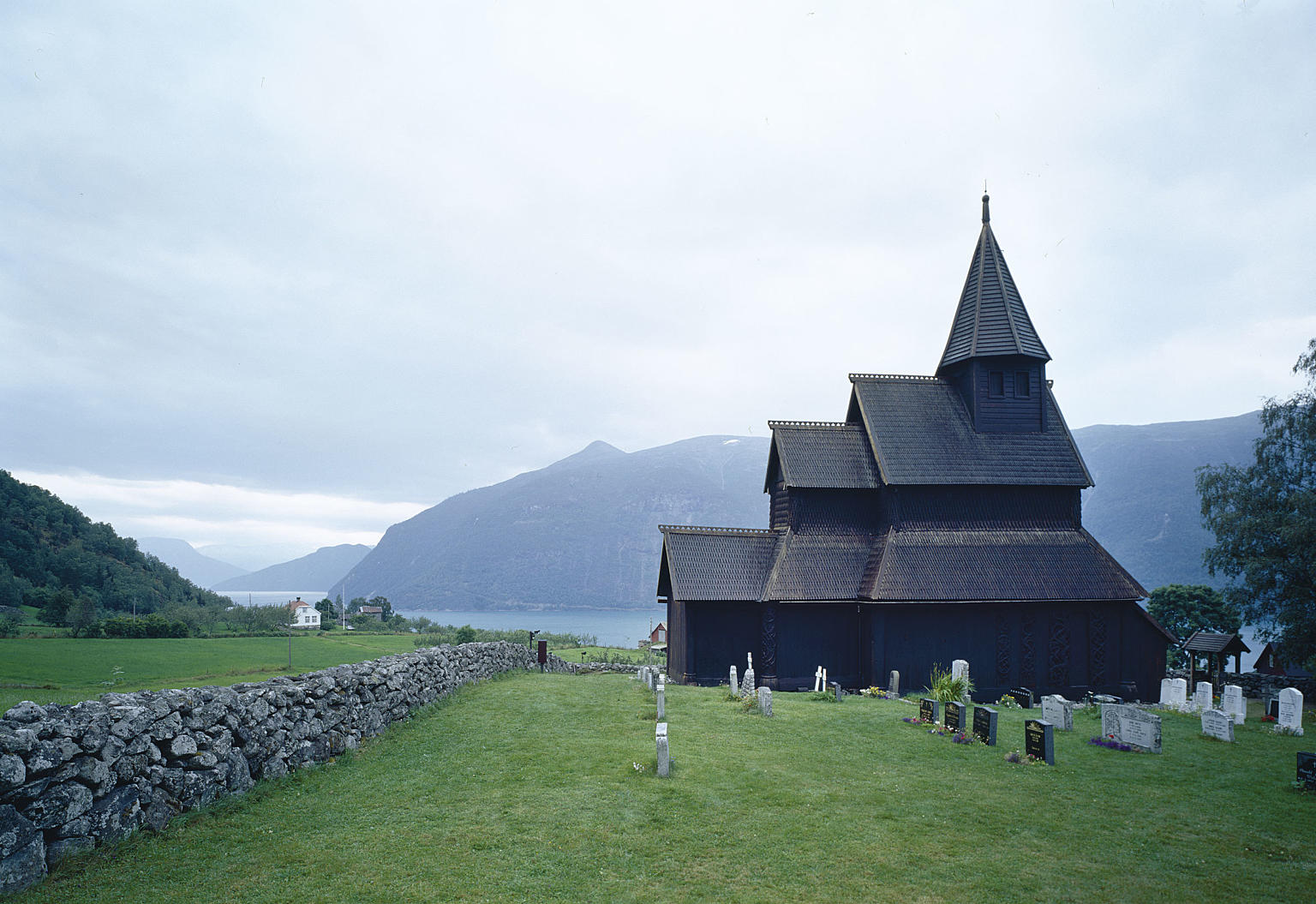 Kirken på Orneset ved Lusterfjorden. Foto: Jiri Havran