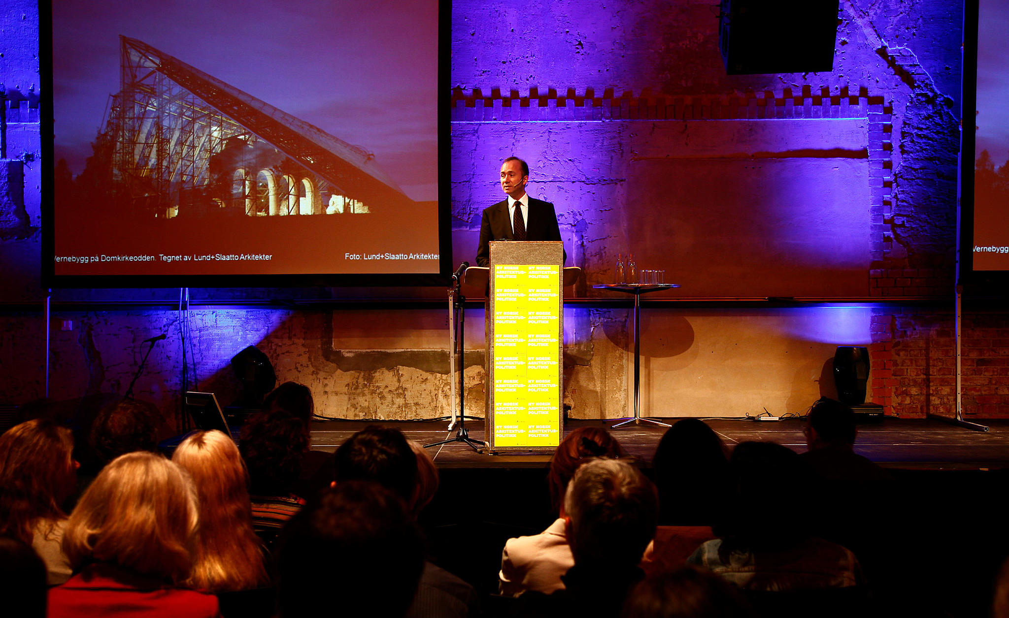 Kultur- og kirkeminister Trond Giske på talerstolen i Doga. 26.mai 2009. Foto: Robert Di Trani
