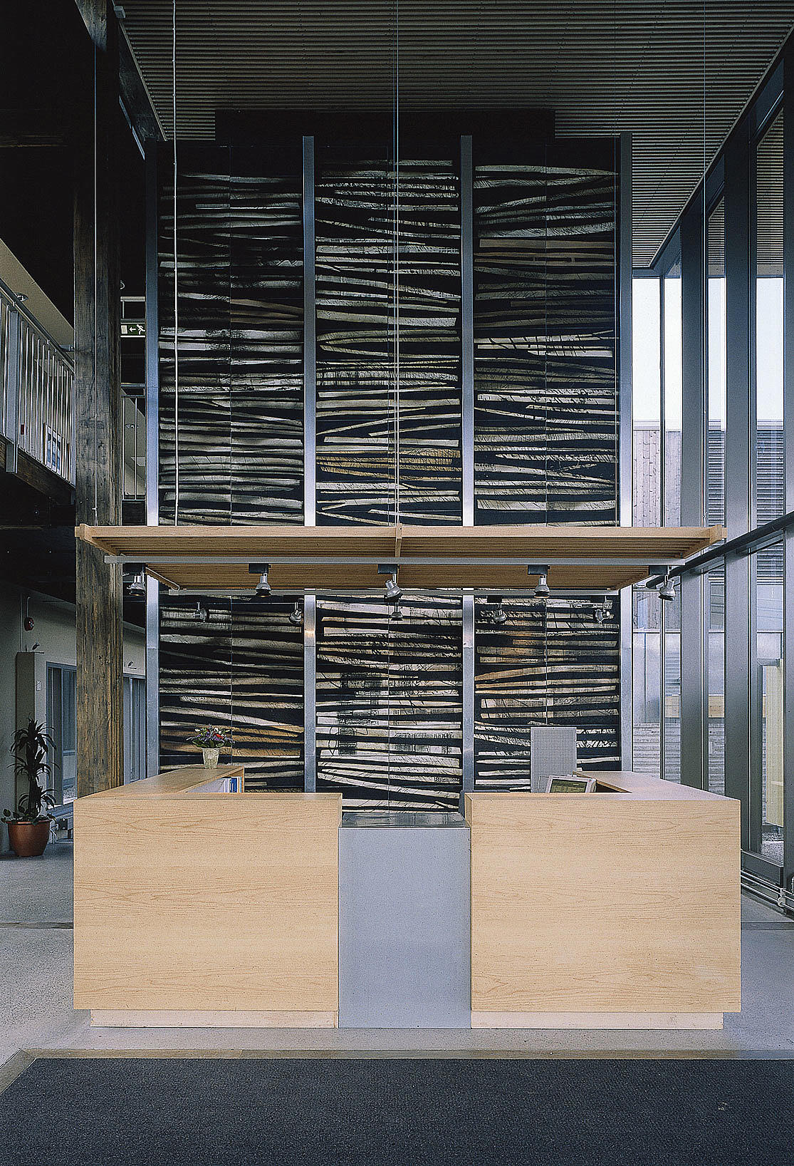 Norsk Skog, resepsjonsdisk i lønn og sink, med Ole Lisleruds bakvegg i porselen. Innredning 1999. Foto: Jiri Havran