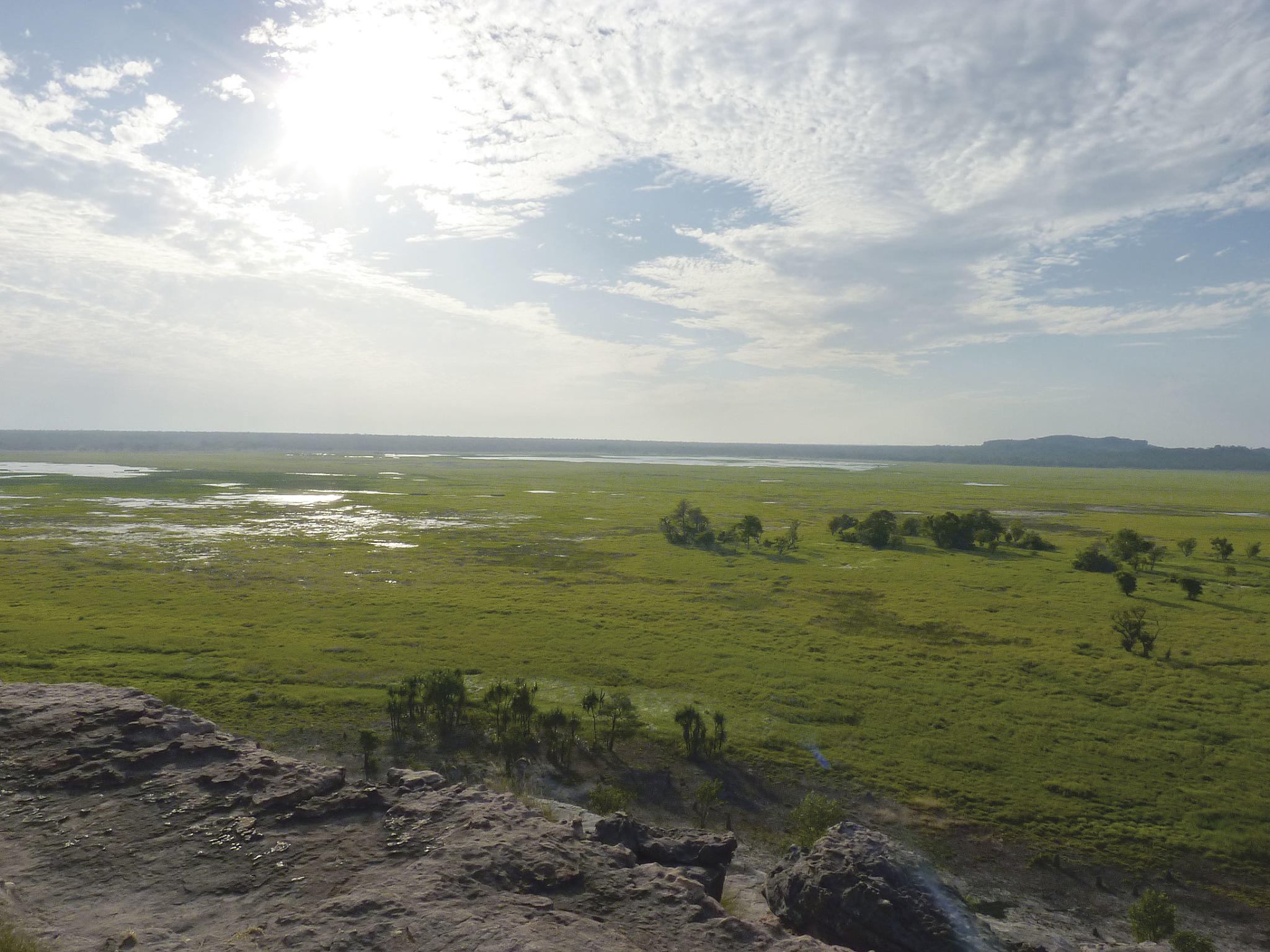 Slettelandskap, Ubirr, Northern Territories. I overgangen mellom årstidene Wurrgeng og Gurrung ligger det fremdeles vannhull igjen på slettene. I løpet av Gurrung tørker disse inn, før monsunene tar til i Gunumeleng. Foto: Simon Ewings