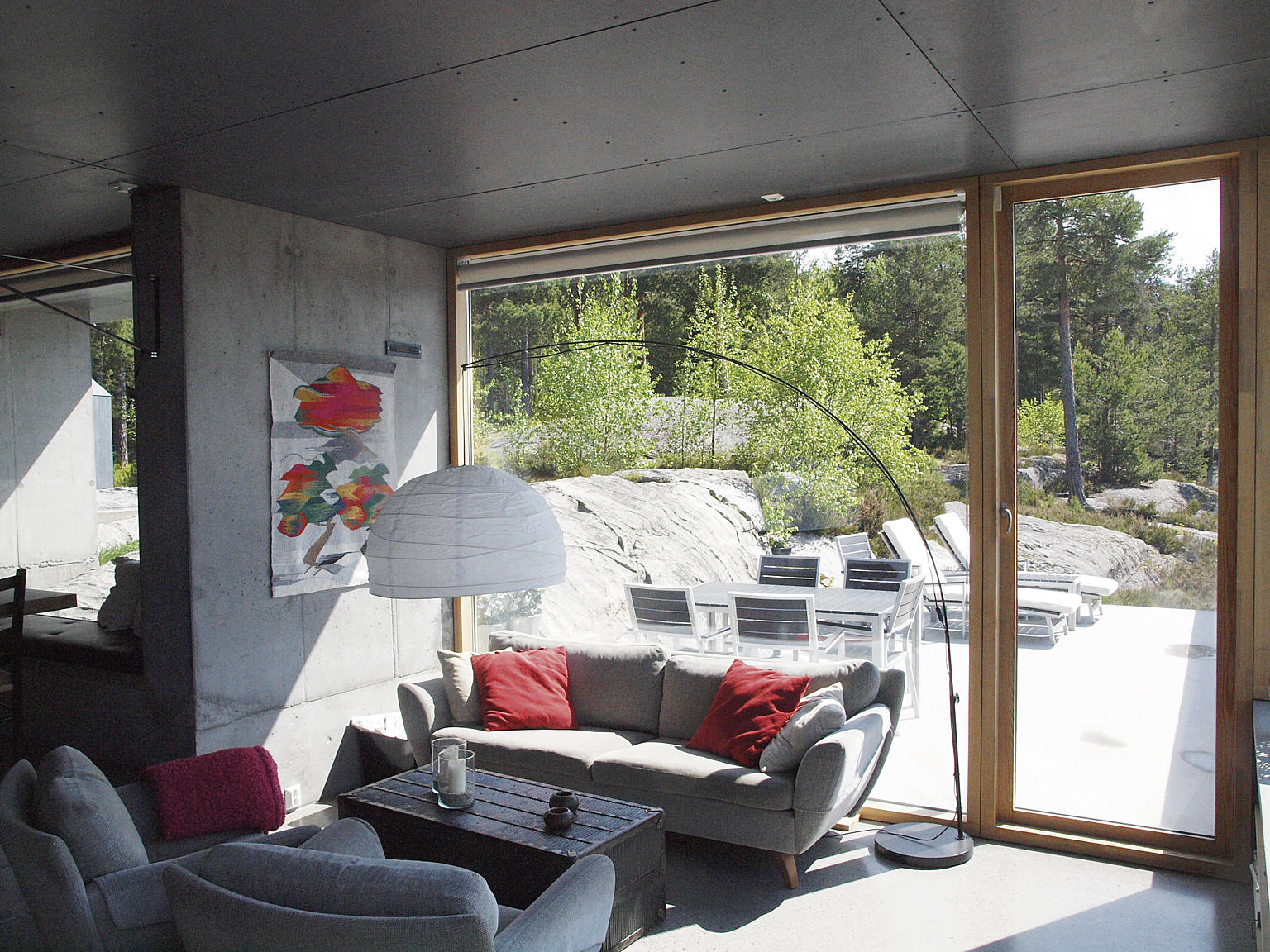 Oppholdsrom og terasse.