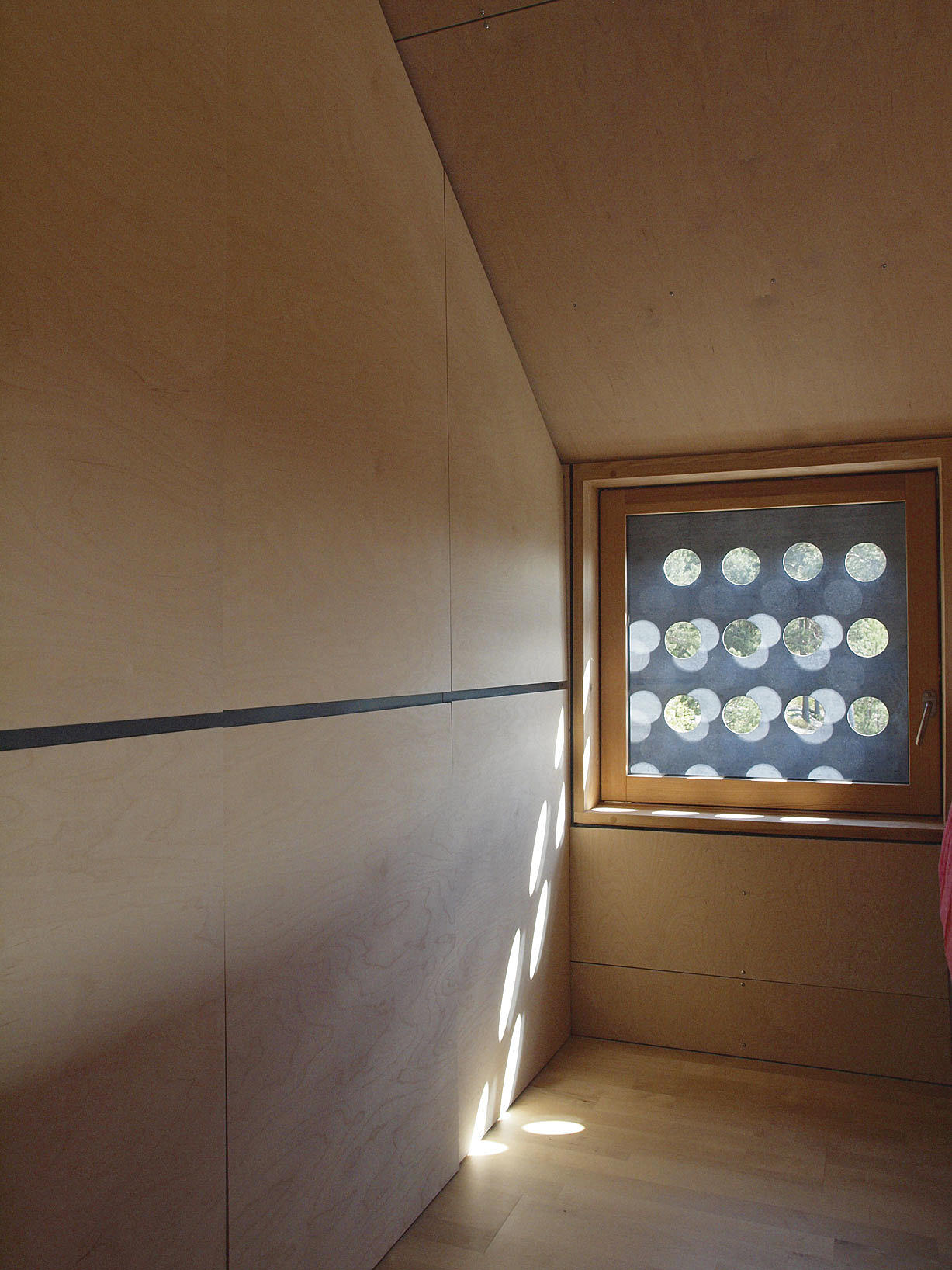 Detalj av vindu bak fibersementkledningen.