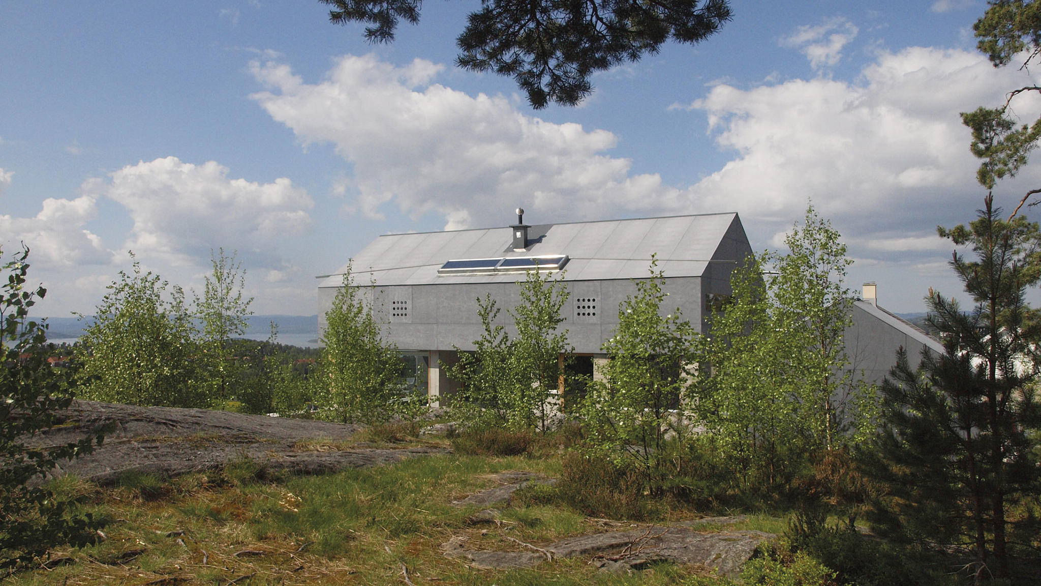 Boligen sett fra friområdet i syd.