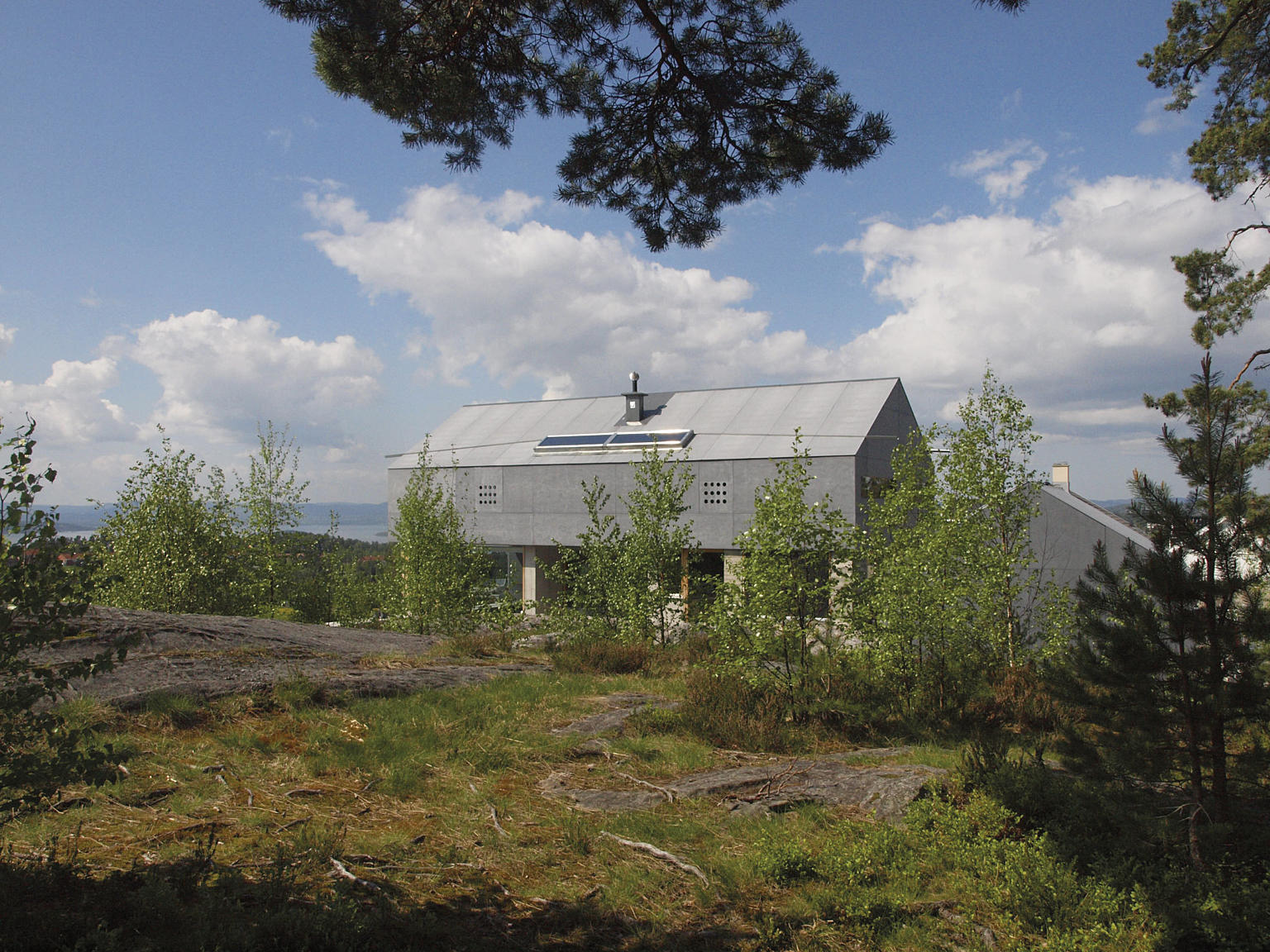 Boligen sett fra friområdet i syd.