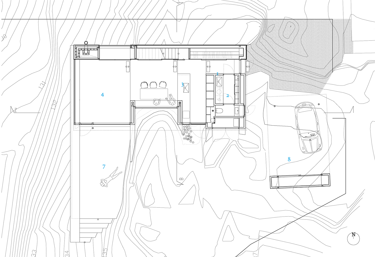 Situasjonsplan med 1. etasje plan. 1. Entre 2. Bad 3. Kjøkken 4. Stue 5. Soverom 6. Opphold 7. Terrasse mot syd 8. Carport