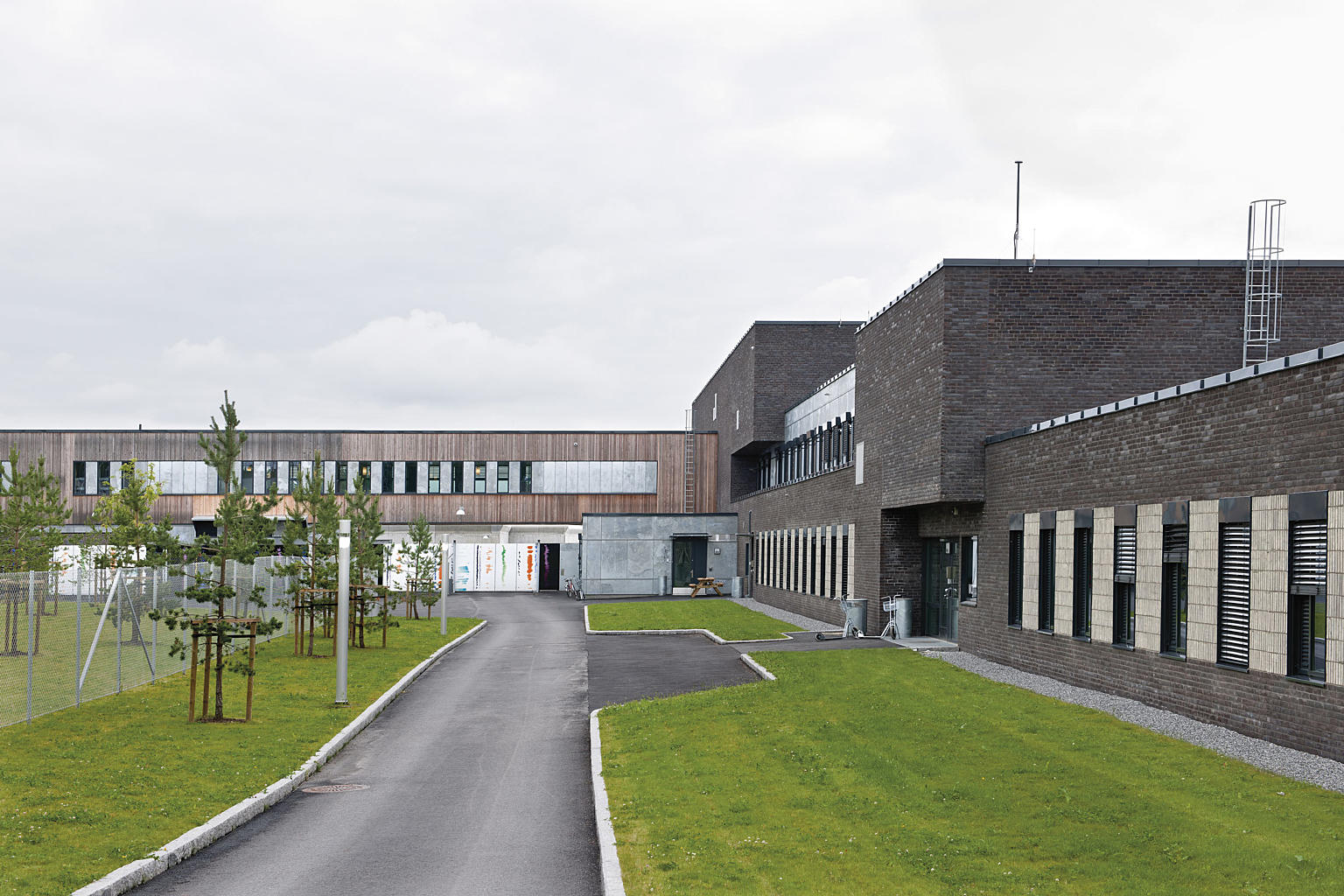 Innenfor porten, indre sluse med kantinen, administrasjonsbygget til høyre. Kunstnerisk utsmykking på sluseport ved Jeremy Welsh og Jon Arne Mogstad