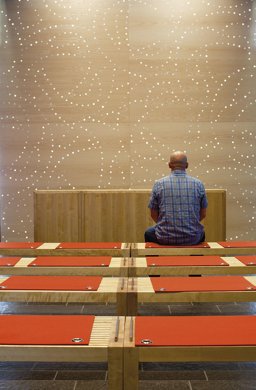 Fra seremonirom i kulturbygget. Kunstnerisk utsmykning ved Astrid Krogh.