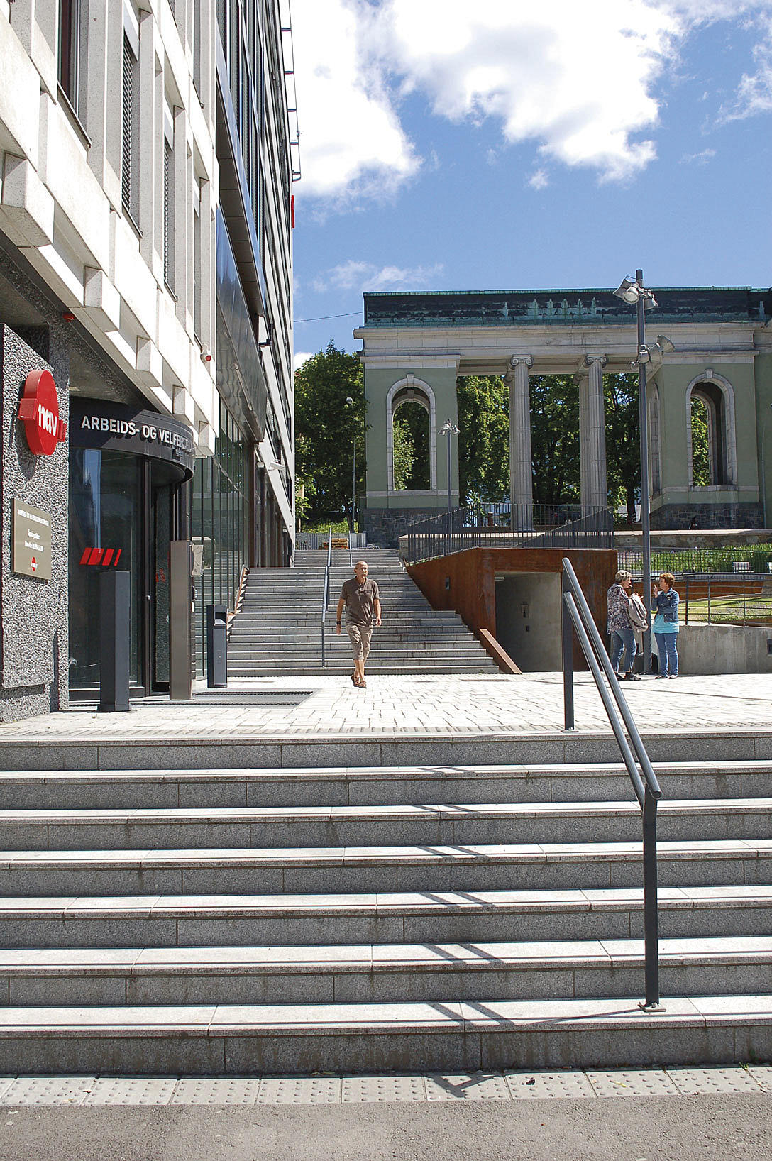 Fra Schandorffs plass med nedgangen til parkeringskjelleren.