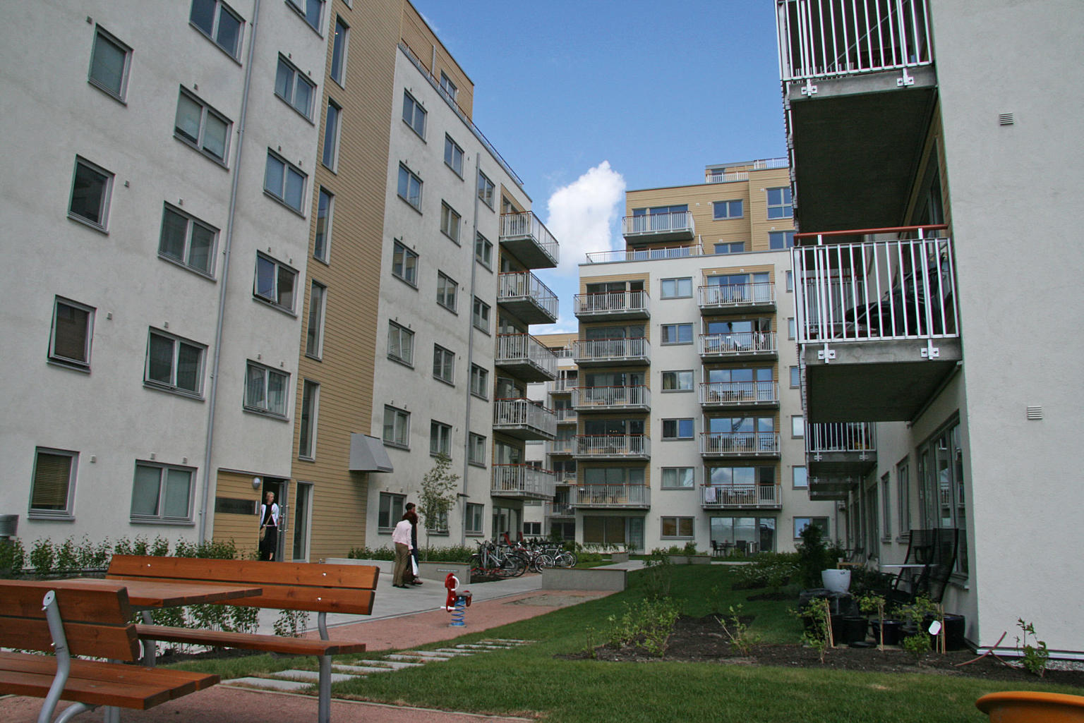 Boligprosjekt med knappe og mørke utearealer. Fra Wexelsplass borettslag, Oslo. Arkitekt: Heggelund & Koxvold. Foto: Bård Isdahl