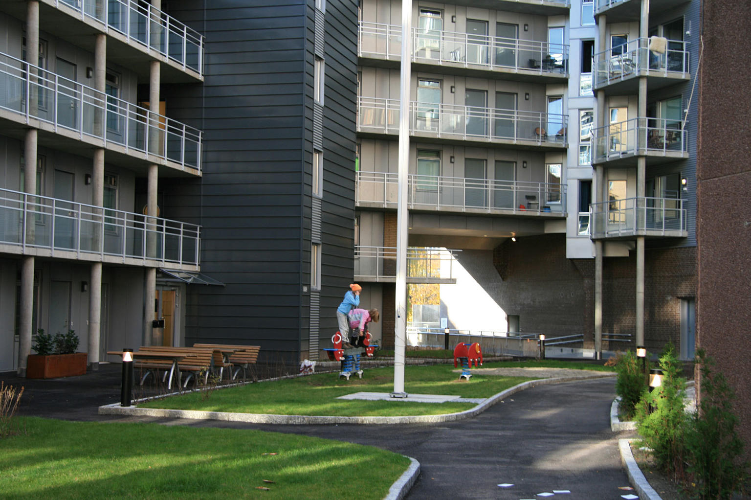 Boligprosjekt med knappe og mørke utearealer. Fra Grønlandskvartalene. Arkitekt: Arcasa Arkitekter. Foto: Bård Isdahl