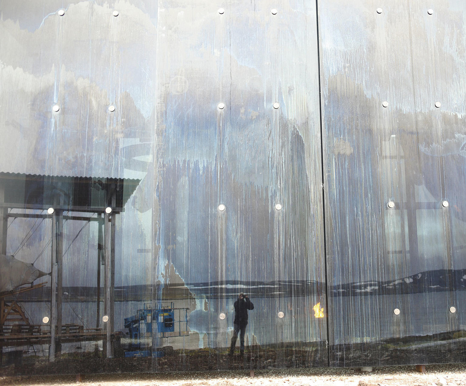 Detalj av glassveggen rundt ild-installasjonen.