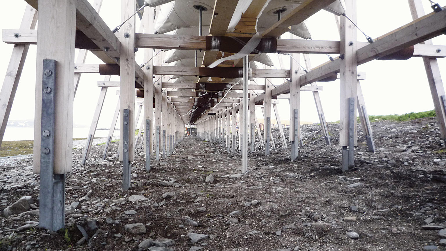 Rammekonstruksjonen av tre er satt sammen for å kunne gi etter og bevege seg i vinden. Foto: Ellen Ane Eggen