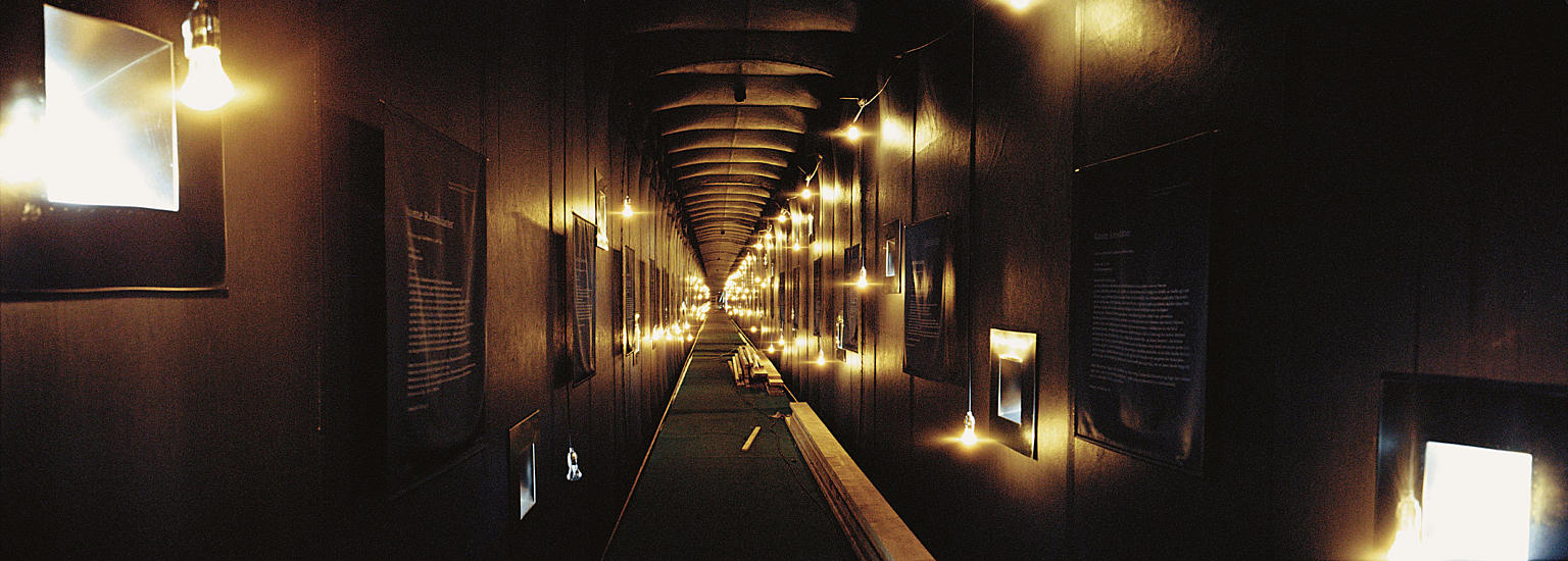 Fra det lange rommet med ett vindu for hvert av de 91 ofrene. Foto: Bjarne Riesto