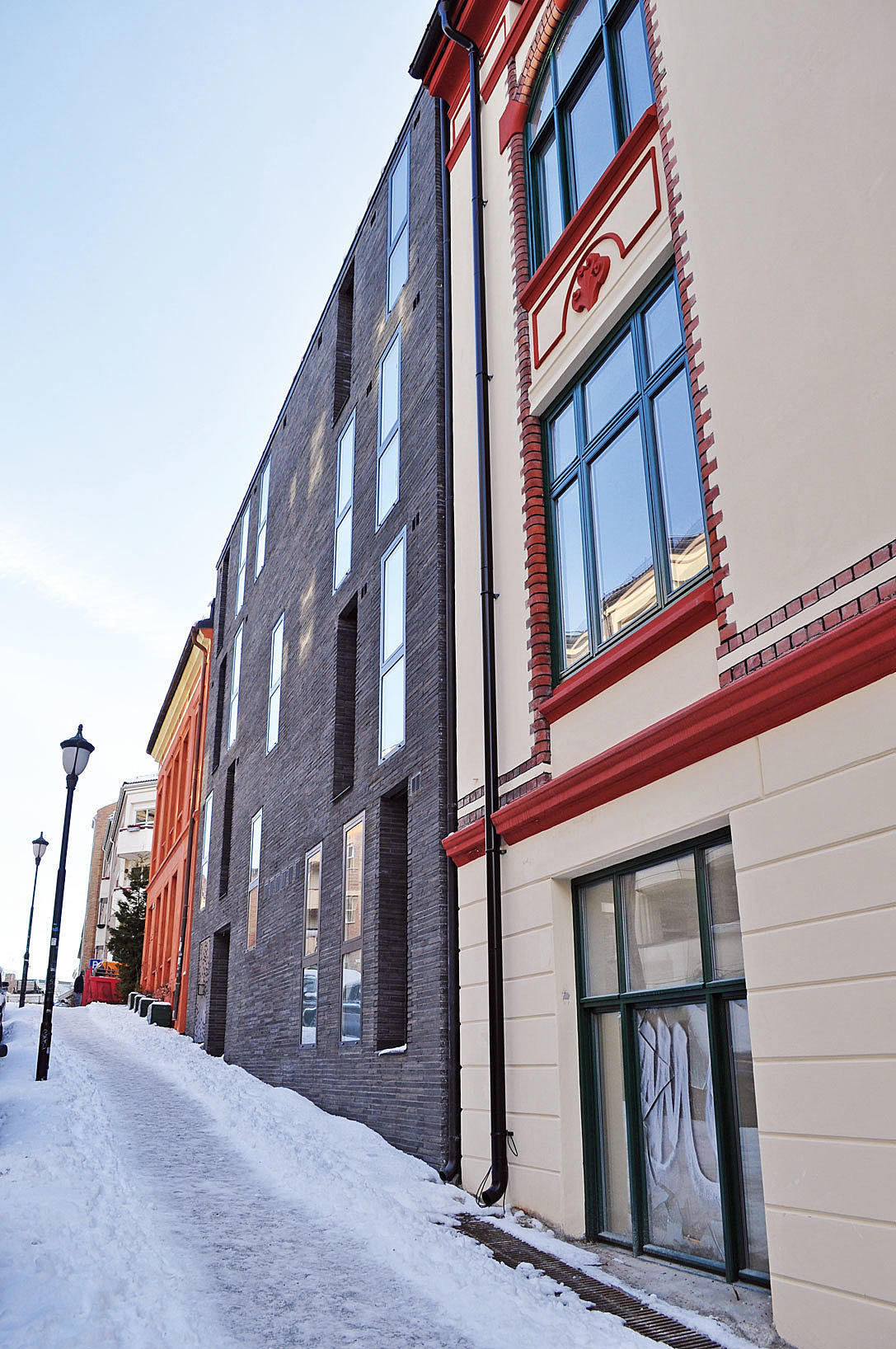 Fasade mot Korsgata. Leilighetshuset ligger i et av de mest fargerike og mangfoldige områdene av Oslo.