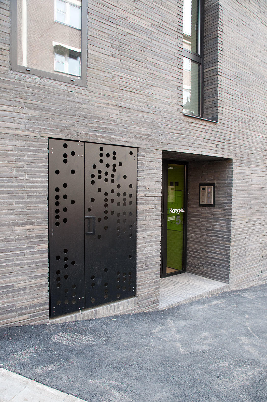 Hovedinngangen fra gaten.