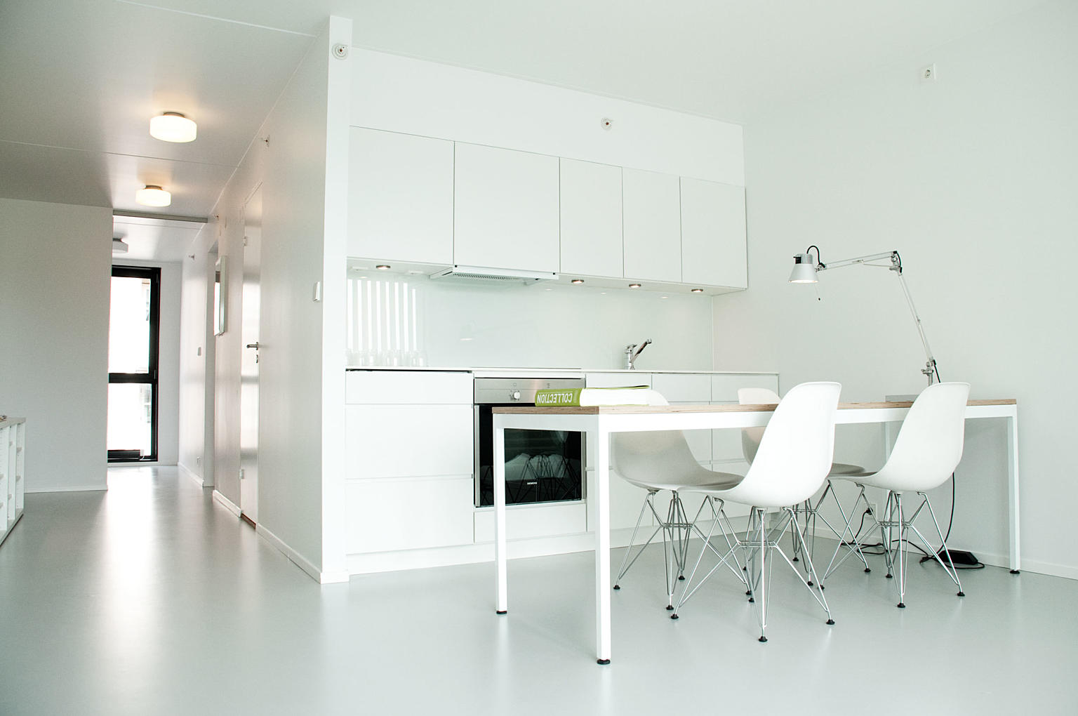 Fra en av de øverste leilighetene. Leilighetene varierer i størrelse fra 31,5 til 85,5 kvm, og det finnes både ettplans og toplans leiligheter i komplekset.From one of the top level flats. the flats vary from 31,5 to 85,5 sq.m., and there are both single- and double level units.