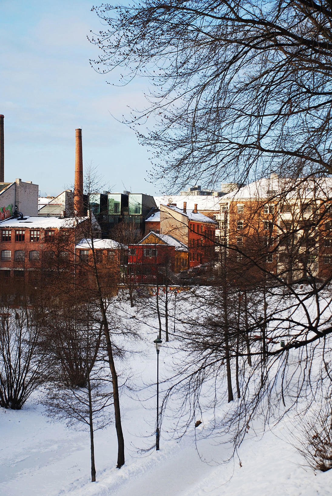 Korsgata om vinteren. Kvartalet består av et sammensatt bygningsmiljø, og er et sjeldent eksempel på blanding av bolig- og industribebyggelse fra forrige århundre.