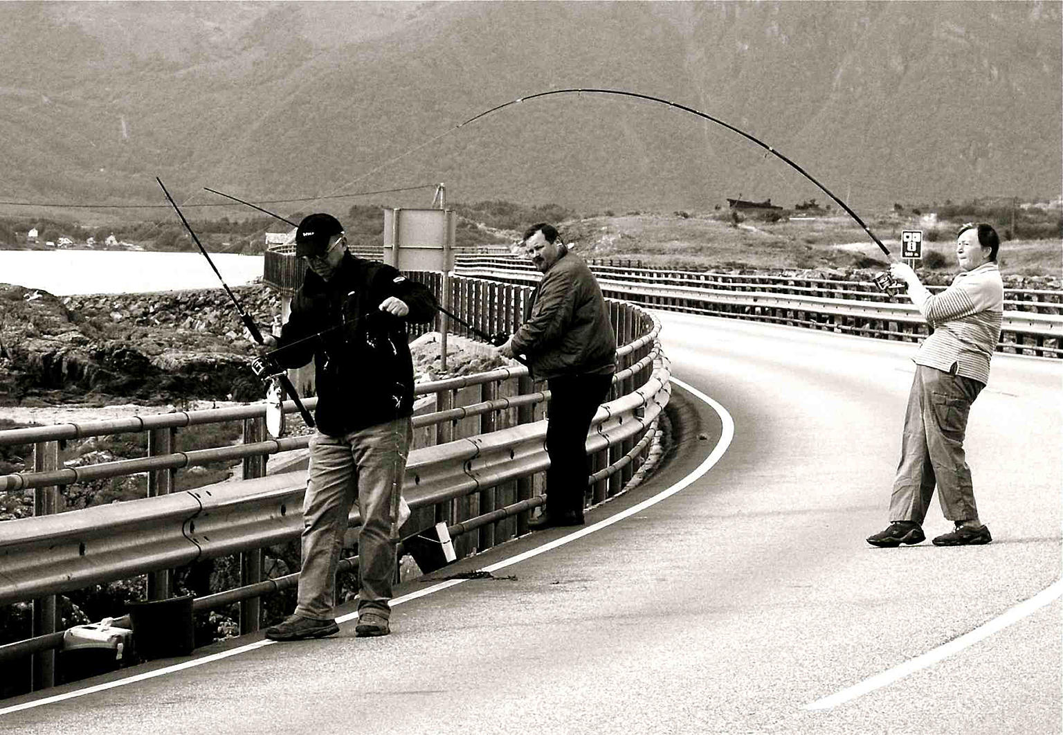 Før byggingen av fiskebruene var det veldig farlig å fiske langs veien.