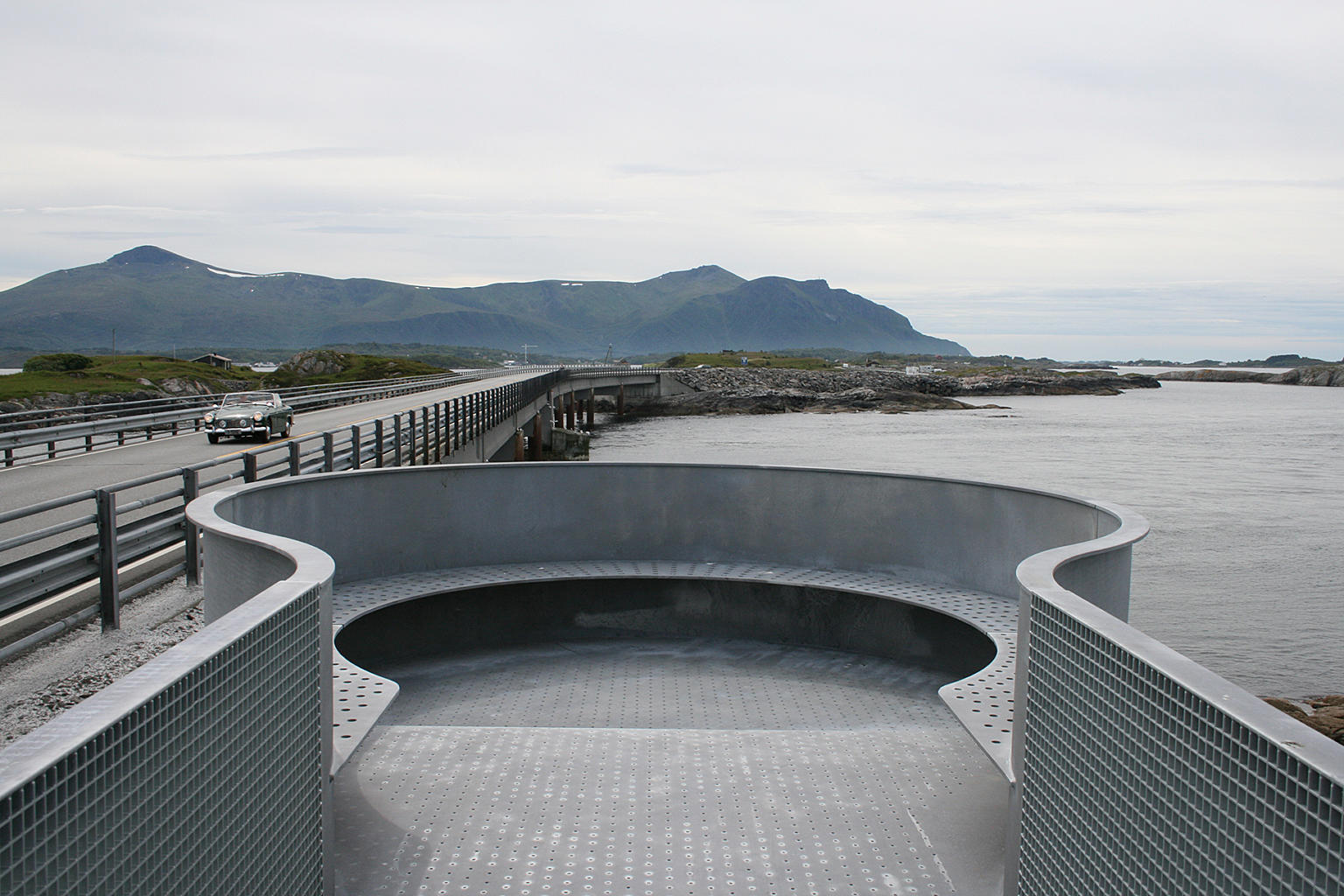 Sitteplasser i enden av en av bruene.