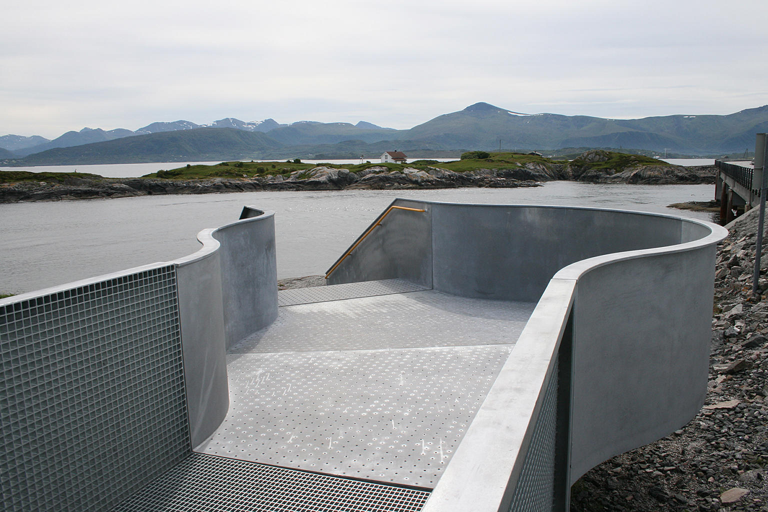 Atkomsttrapp i platestål med bærende rekkverk.