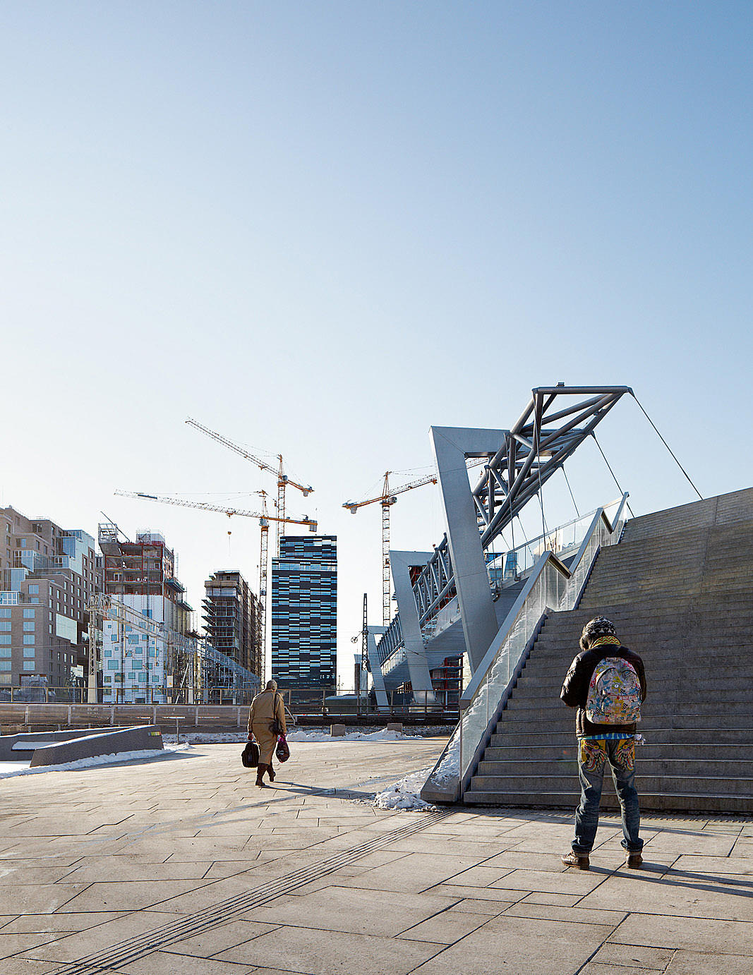 Gangbroen over sporområdet på Oslo S (Stasjonsinngang Øst) er tegnet av L2 Arkitekter AS i samarbeid med Rambøll Norge. Broen forbinder Stasjonsallmenningen og Bjørvika med Tøyen-Grønlandområdet. Her fra Grønlandsiden. Foto: Ivan Brodey
