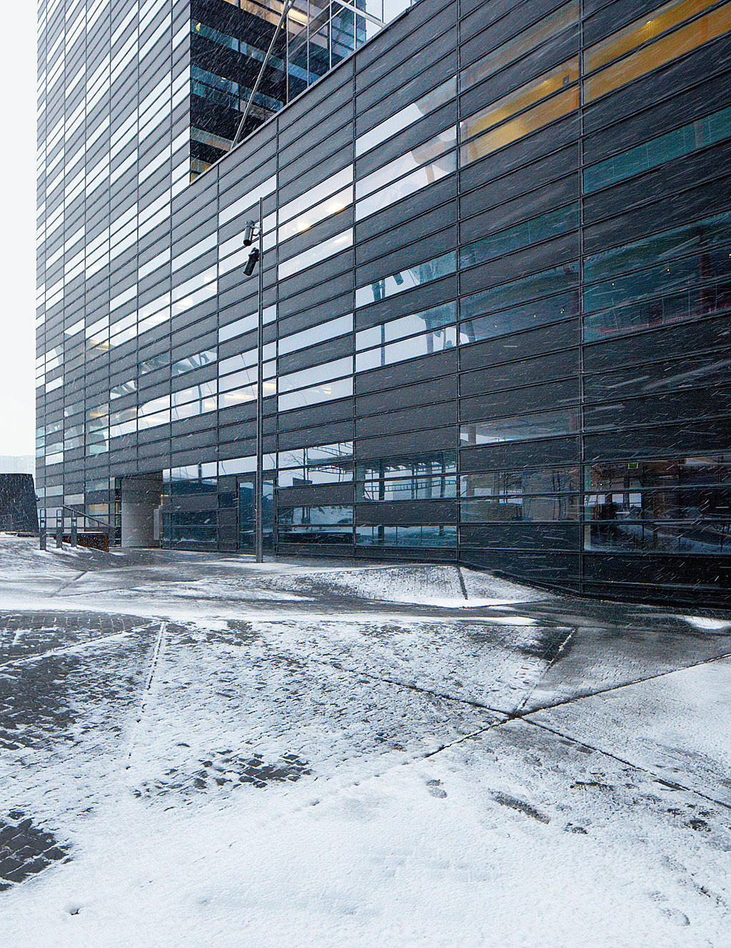 Stasjonsallmenningen. Almenningen er tegnet av SLA Landskapsarkitekter, og flankeres av VISMA-bygget, tegnet av Dark Arkitekter. Foto: Ivan Brodey