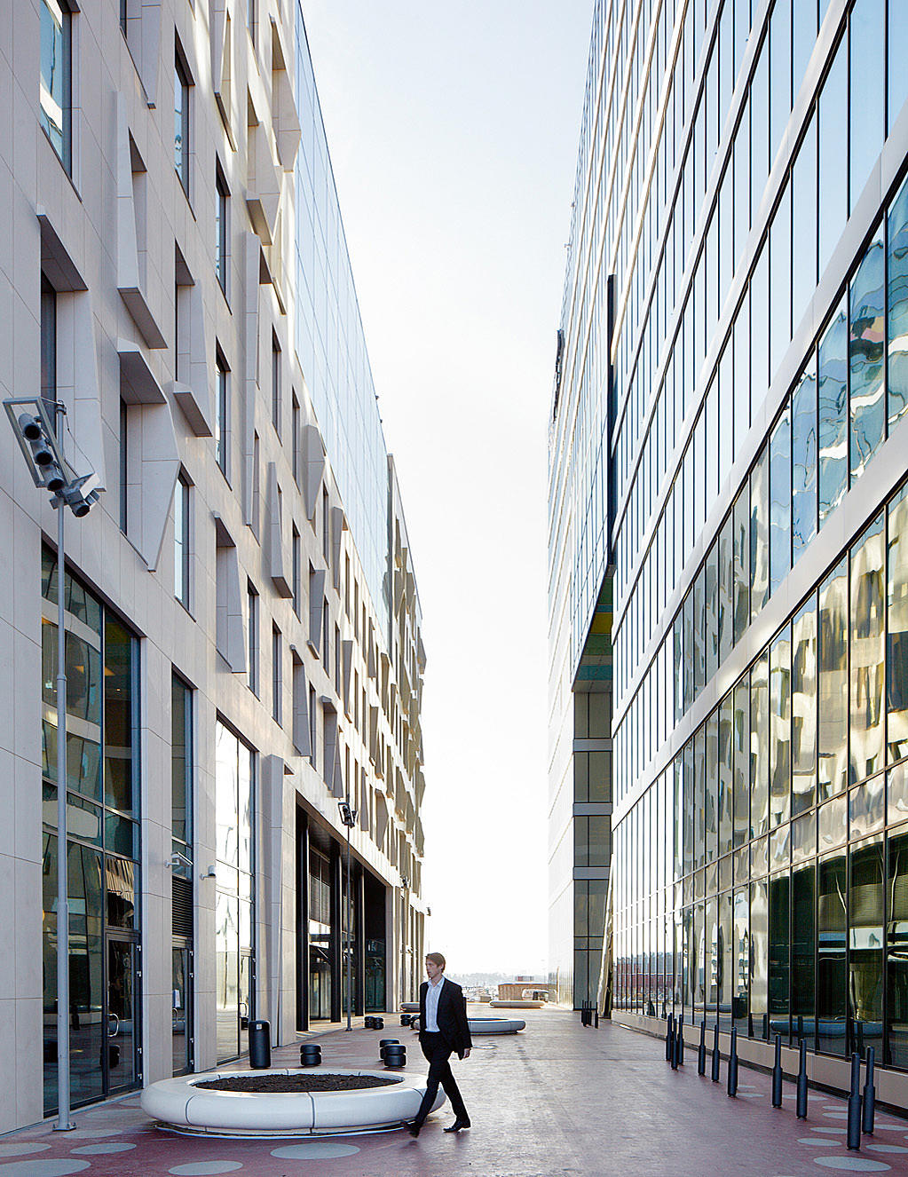Rommet mellom to av de første bygningene i Barcoderekken, PWC-bygget til høyre, tegnet av a-lab arkitekter, og KLP-bygget til høyre, tegnet av SJ Arkitekter. Foto: Ivan Brodey