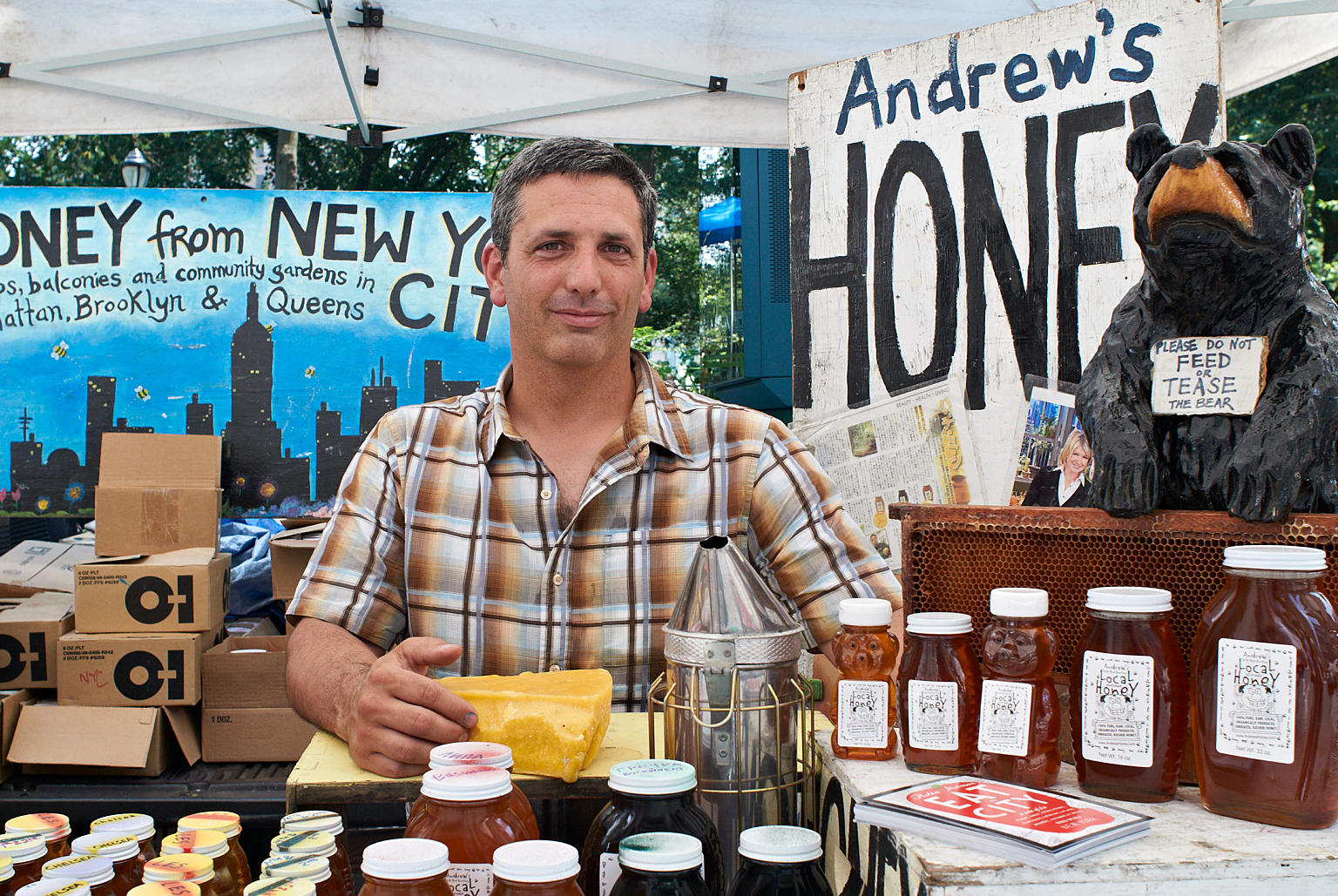 Andrew Coté sells New York honey in New York City. His hives are located on rooftops around Manhattan, Brooklyn and Queens. Foto: Are Carlsen
