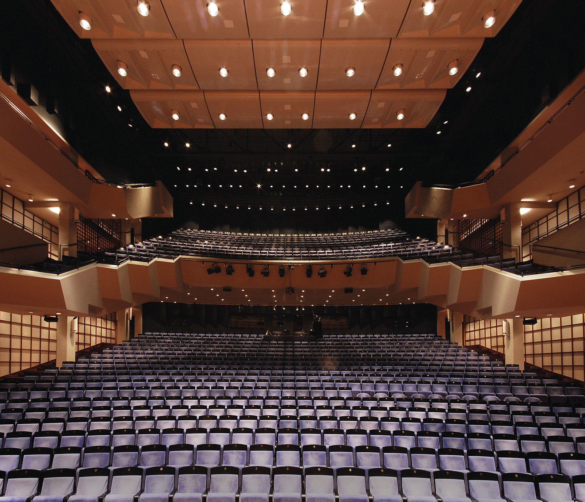 Olavshallen i Trondheim, Store Sal. Per Knudsen Arkitektkontor, 1989. Kombinerer konsertsalens rektangulære form med teaterets skrånende gulv og bratte balkong. Akustikken regnes som god. Foto: wikipedia