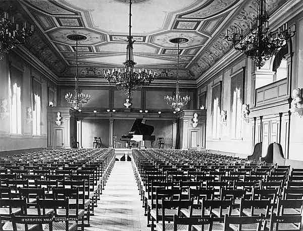 Brødrene Hals‘ konsertlokale i Stortingsgaten i Christiania, 1880. Et eksempel på borgerskapets musikksalonger. Bygningen ble revet i 1930. Foto: hamsunsenteret.no
