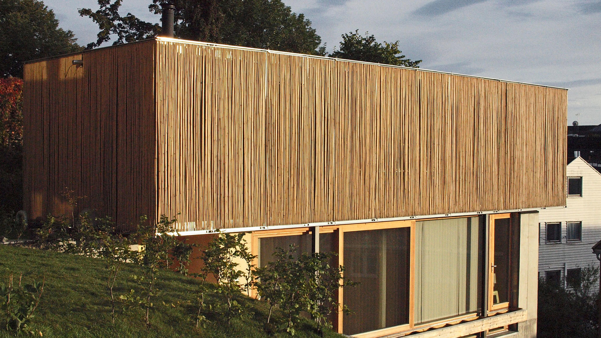 Trevolumet består to prefabrikerte ”kasser” som ble heist på plass med kran. Konstruksjonen reduserte riggkostnadene og materialbruken betraktelig.