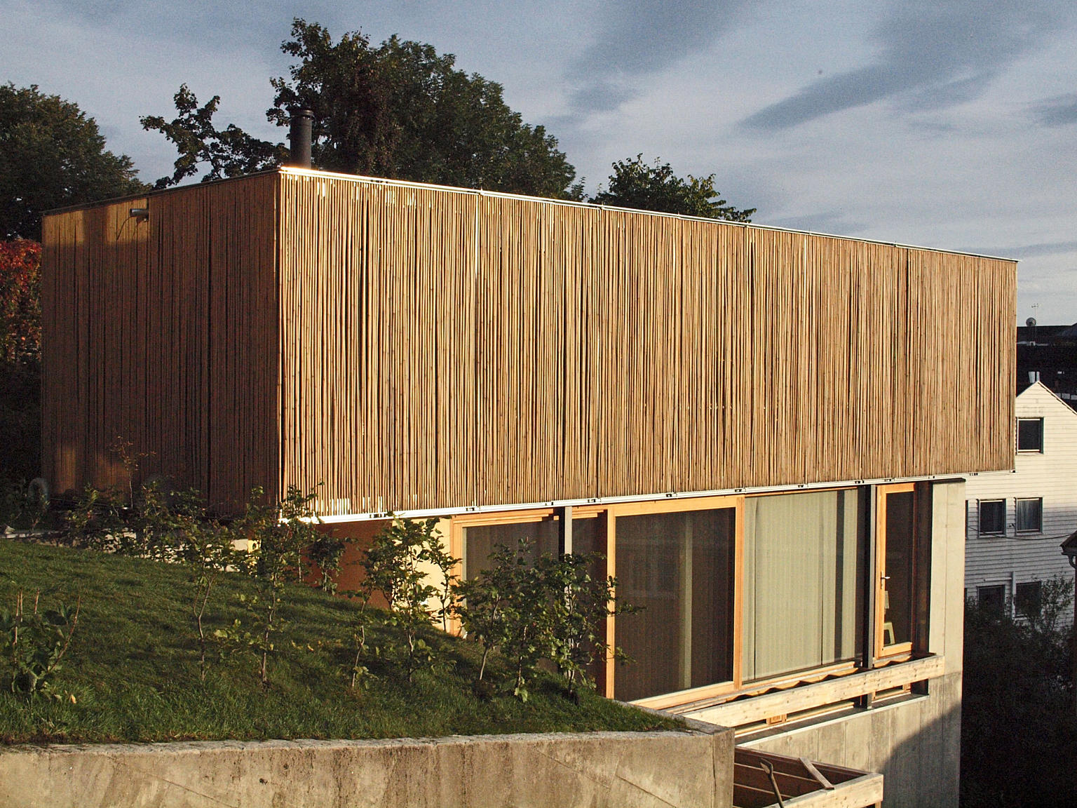 Trevolumet består to prefabrikerte ”kasser” som ble heist på plass med kran. Konstruksjonen reduserte riggkostnadene og materialbruken betraktelig.