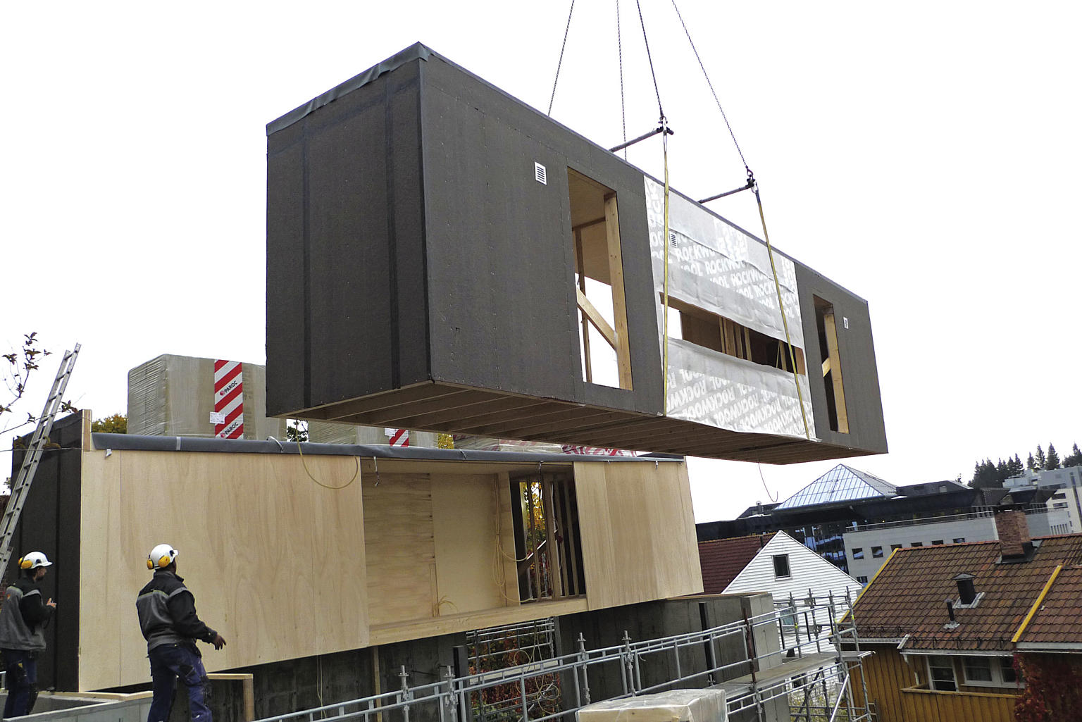 Trevolumet består to prefabrikerte ”kasser” som ble heist på plass med kran. Konstruksjonen reduserte riggkostnadene og materialbruken betraktelig.